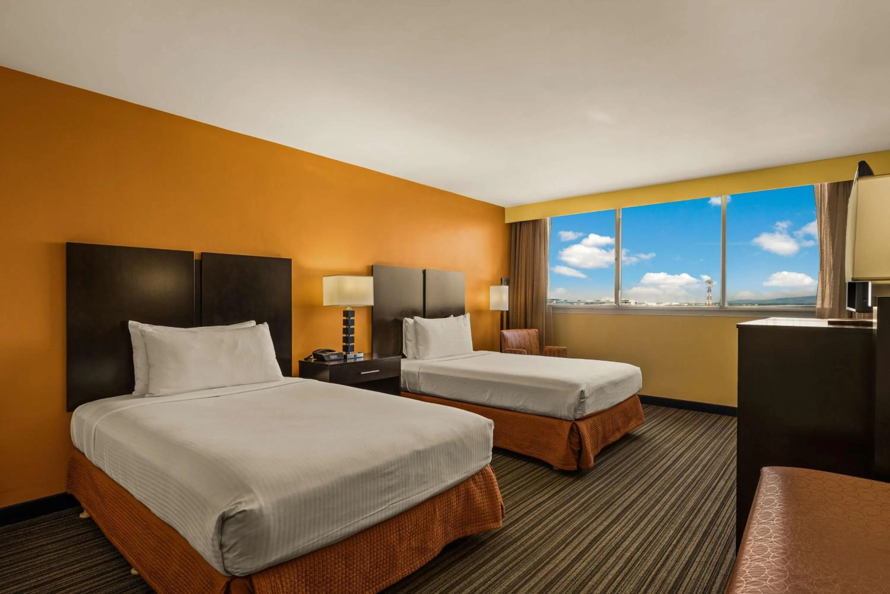 Bedroom, Bed in Best Western The Plaza Hotel Honolulu Airport - Free Breakfast