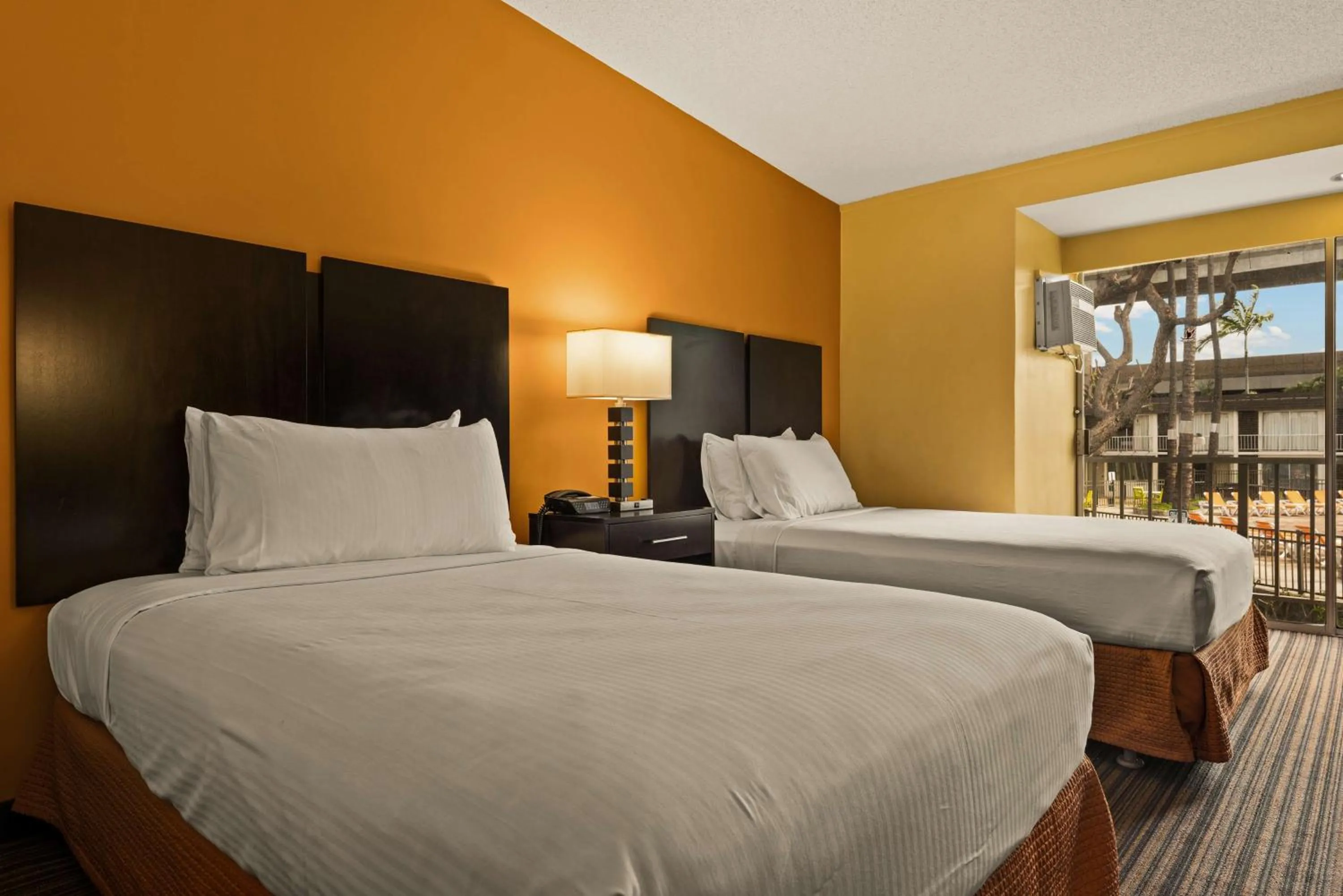 Bedroom, Bed in Best Western The Plaza Hotel Honolulu Airport - Free Breakfast