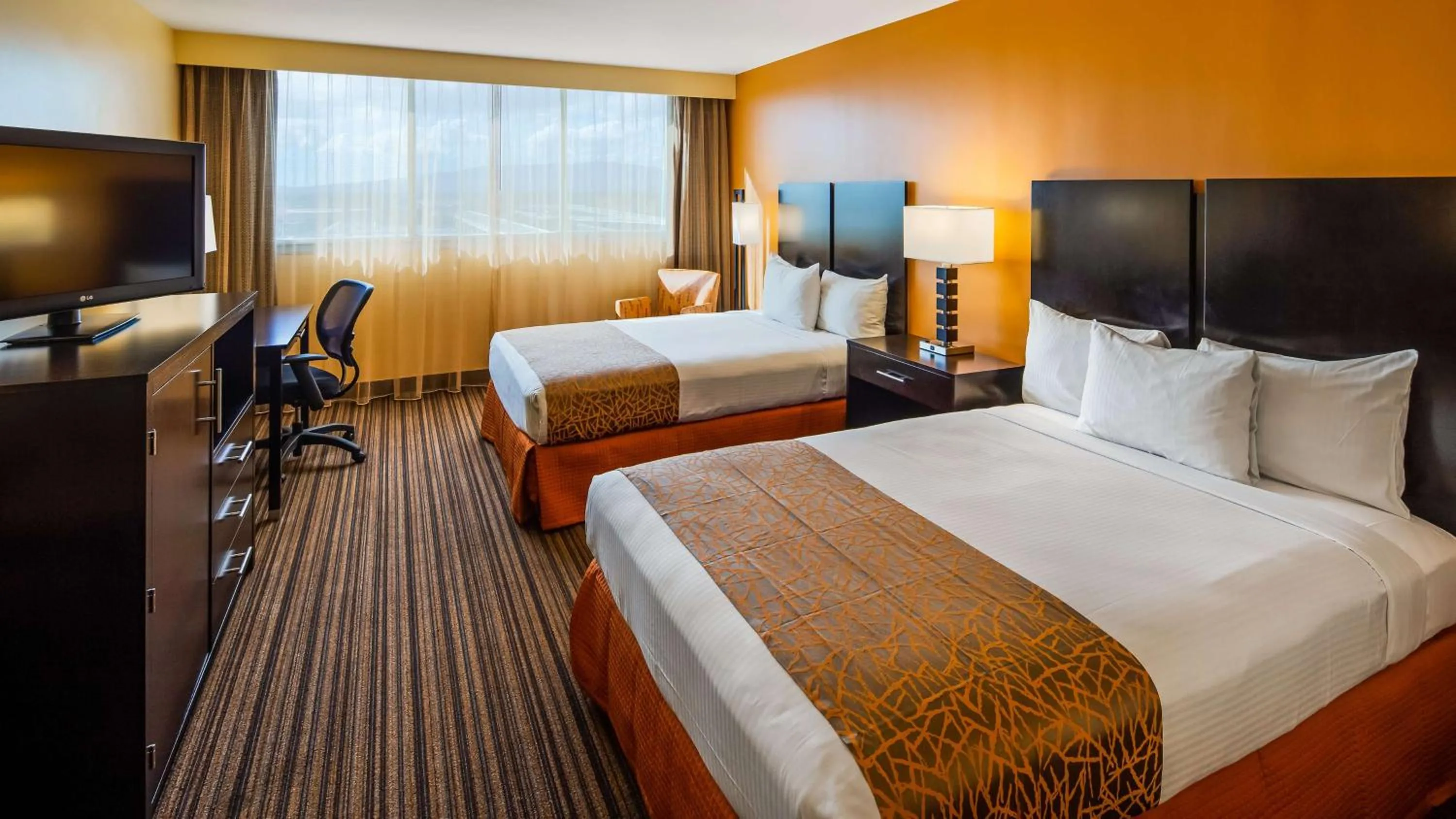 Bedroom, Bed in Best Western The Plaza Hotel Honolulu Airport - Free Breakfast