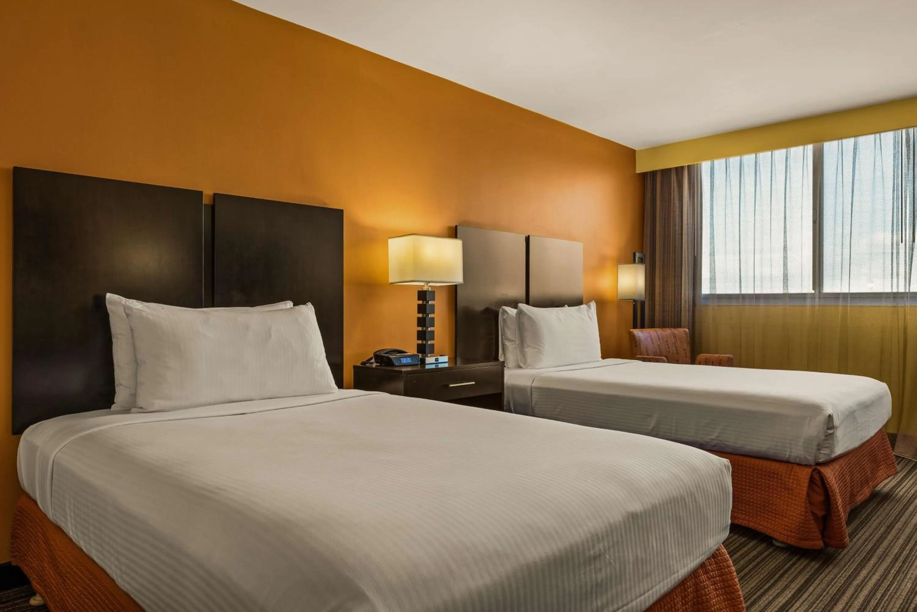 Bedroom, Bed in Best Western The Plaza Hotel Honolulu Airport - Free Breakfast