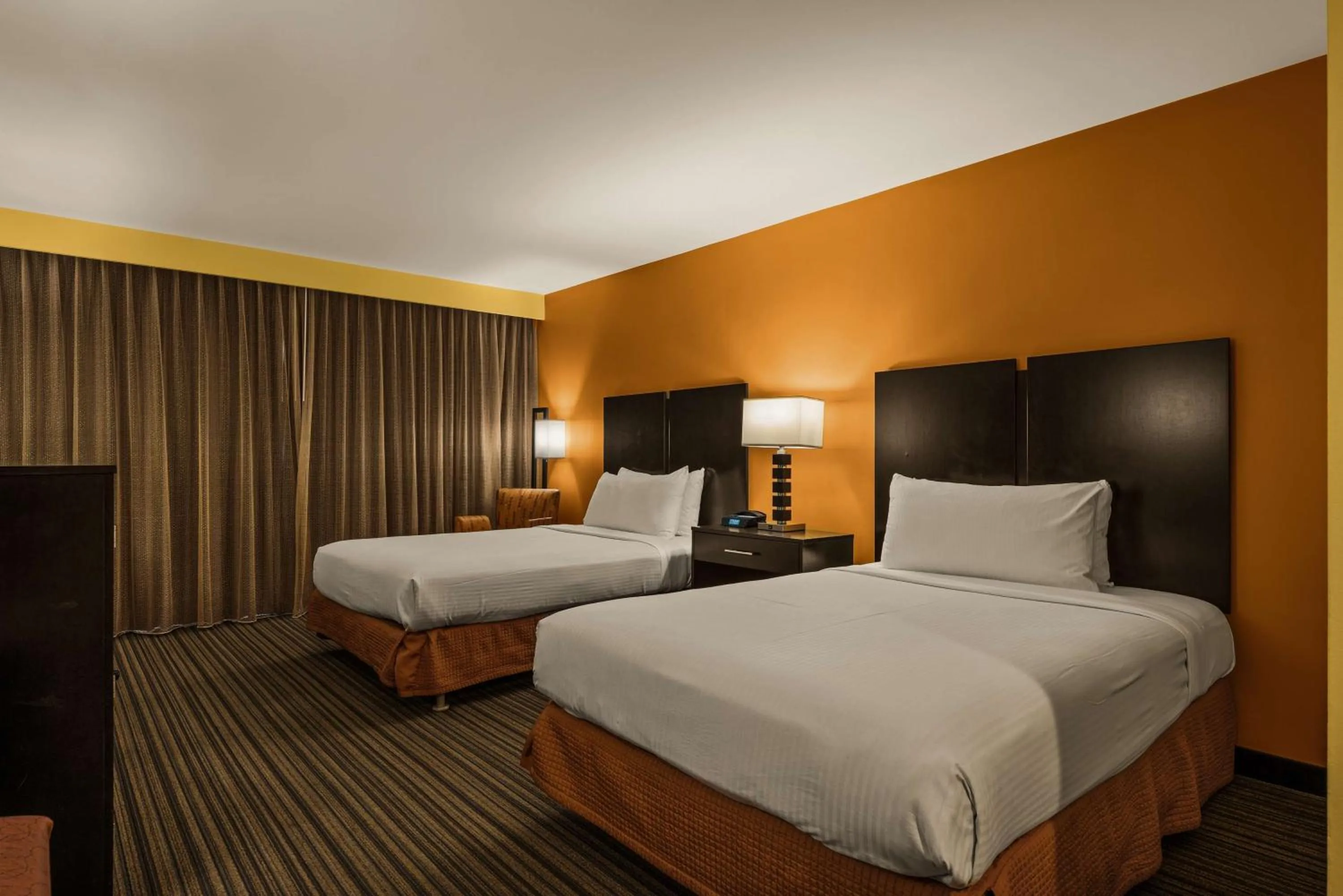 Bedroom, Bed in Best Western The Plaza Hotel Honolulu Airport - Free Breakfast