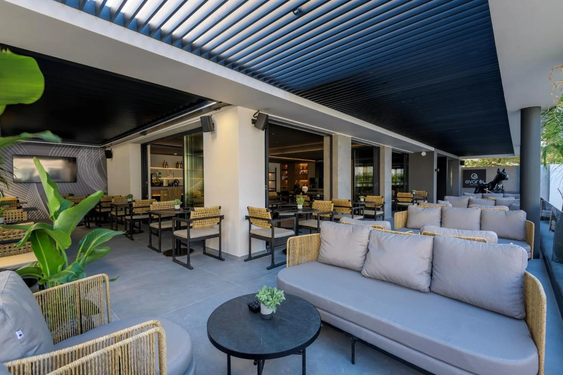 Restaurant/places to eat in Evanik Chic Hotel