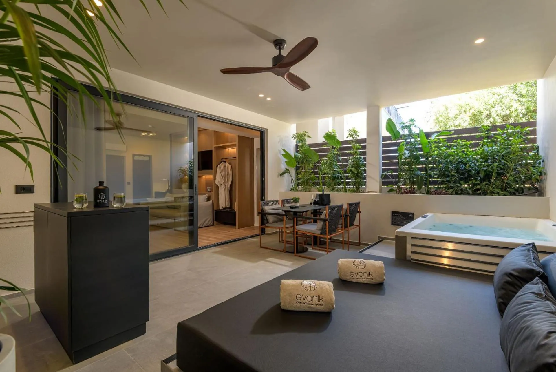 Hot Tub in Evanik Chic Hotel