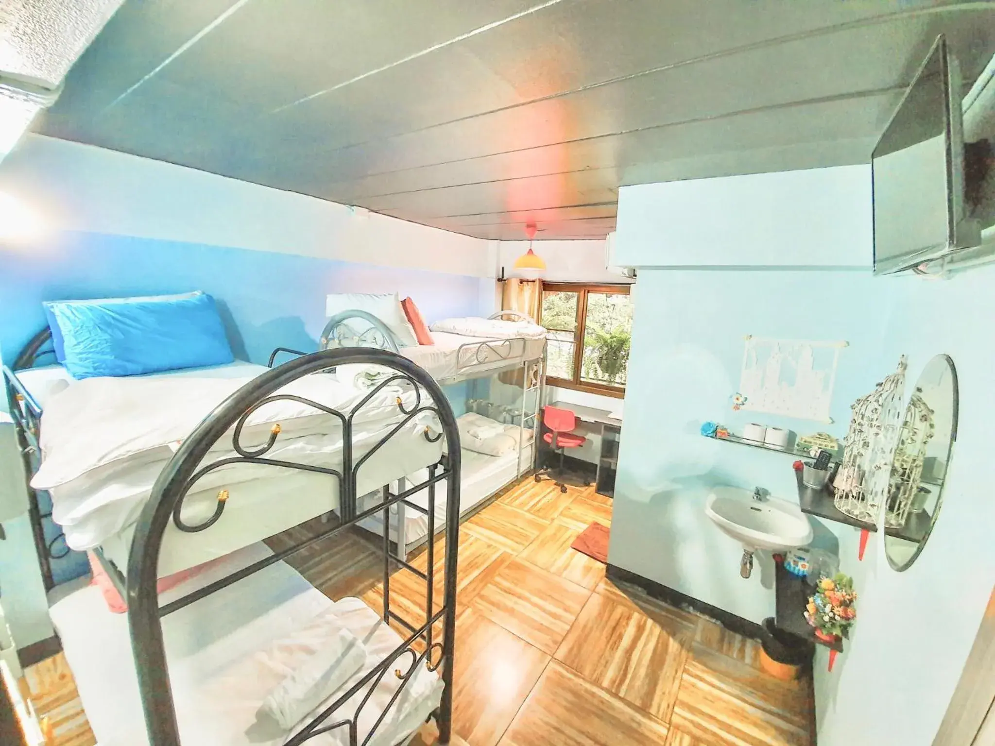 Quadruple Room with Private Bathroom in Bangkok Canale Home at Khaosarn Quadruple Room with Private Bathroom in Bangkok Canale Home at Khaosarn