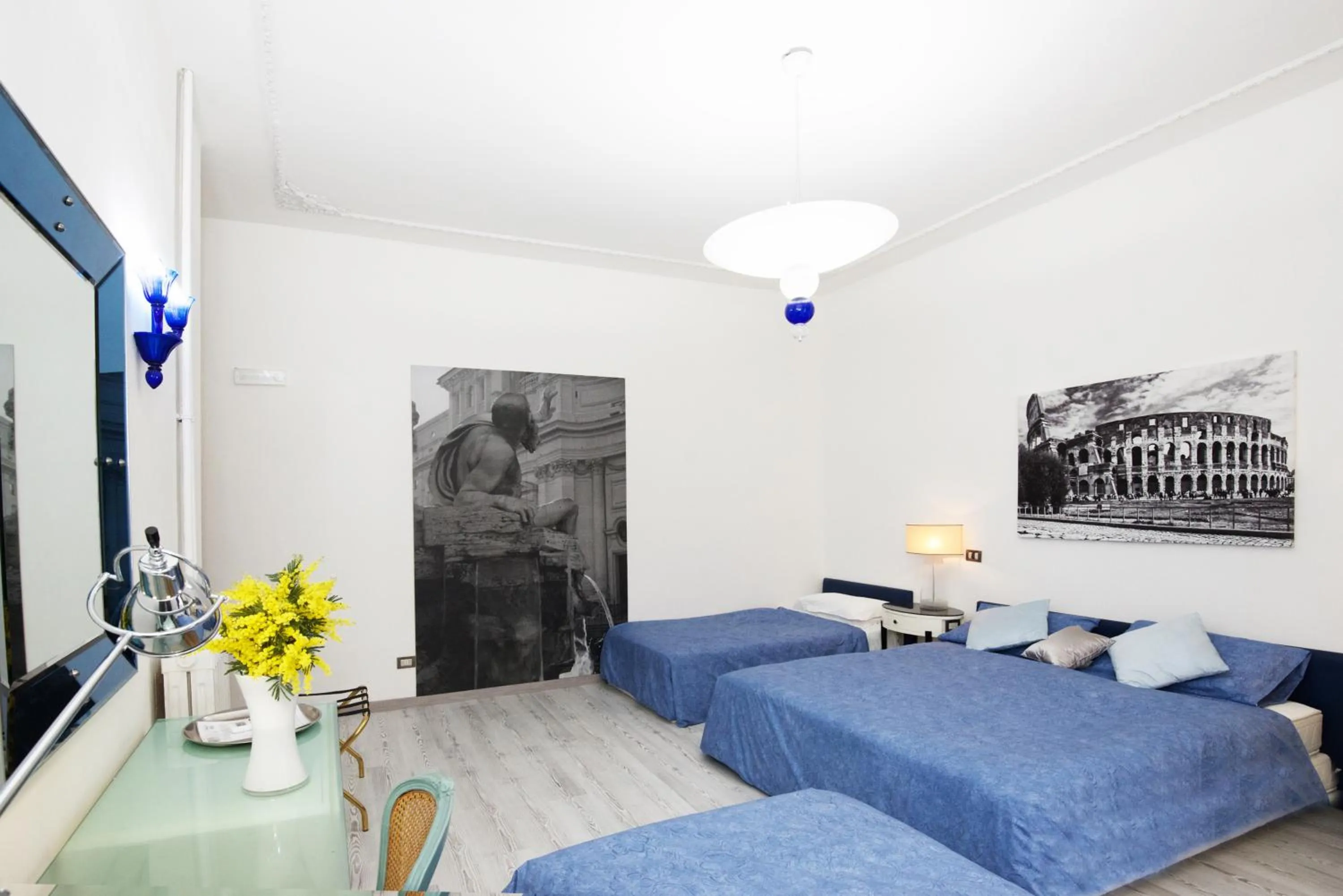 Photo of the whole room in White Vatican