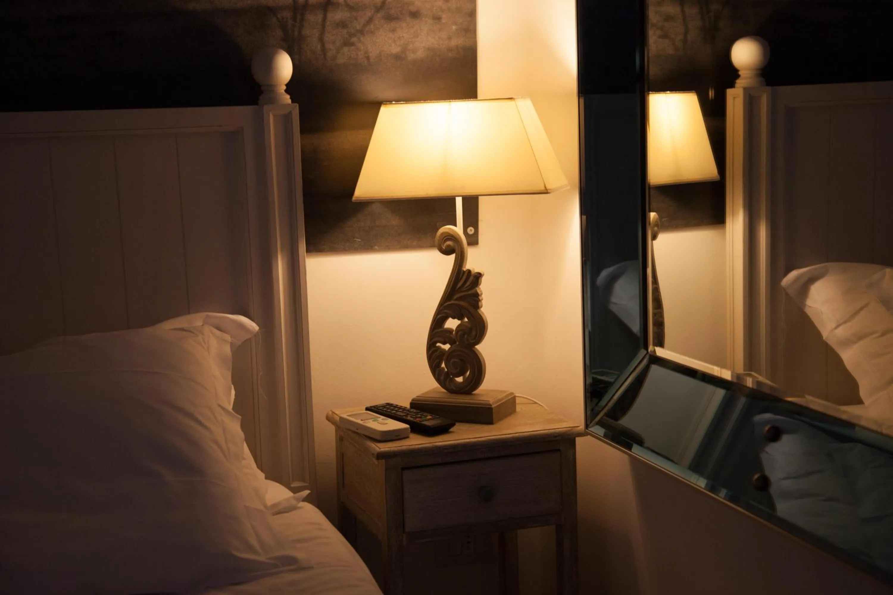 Photo of the whole room, Bed in White Vatican