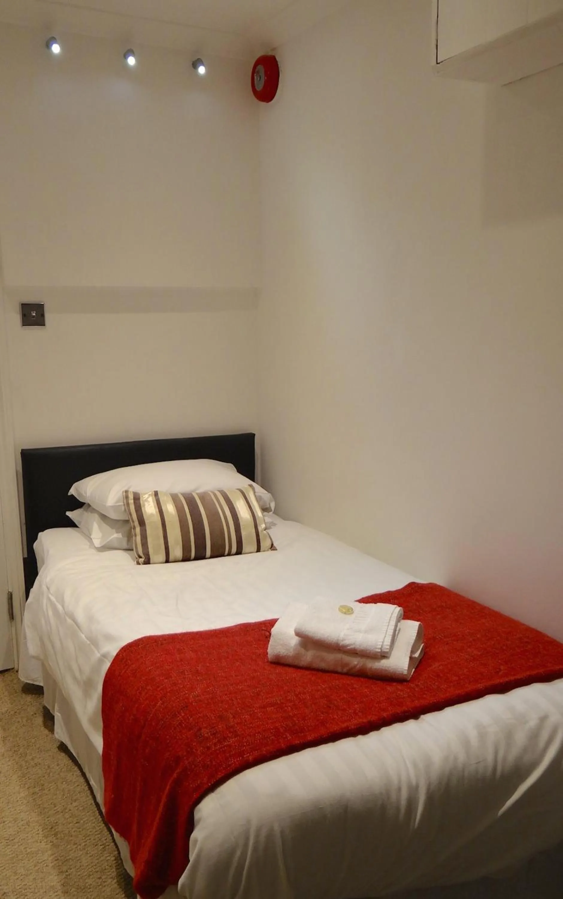 Bed in Jessamine House Hotel