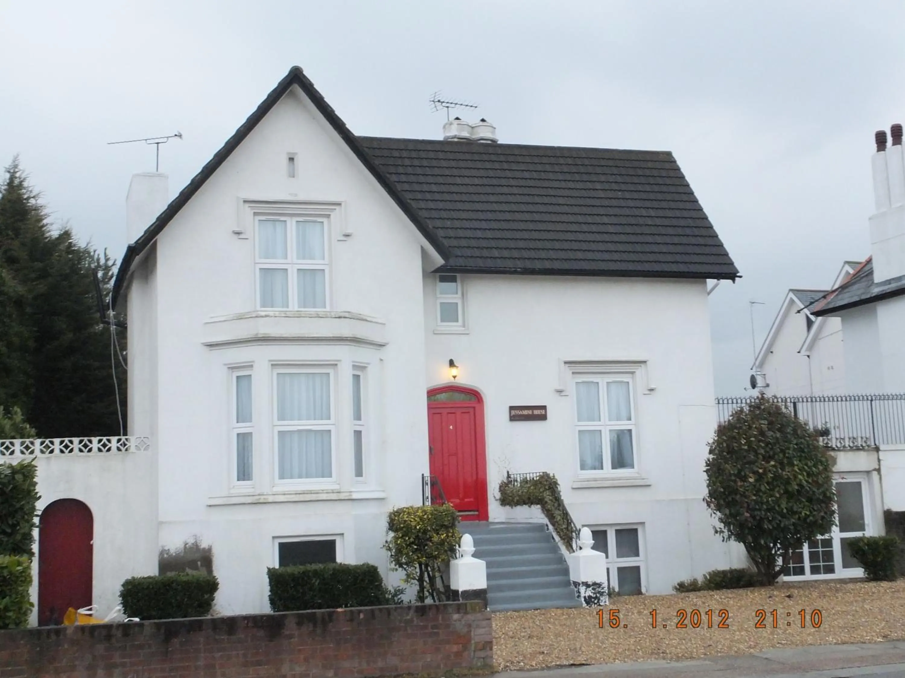 Facade/entrance in Jessamine House Hotel