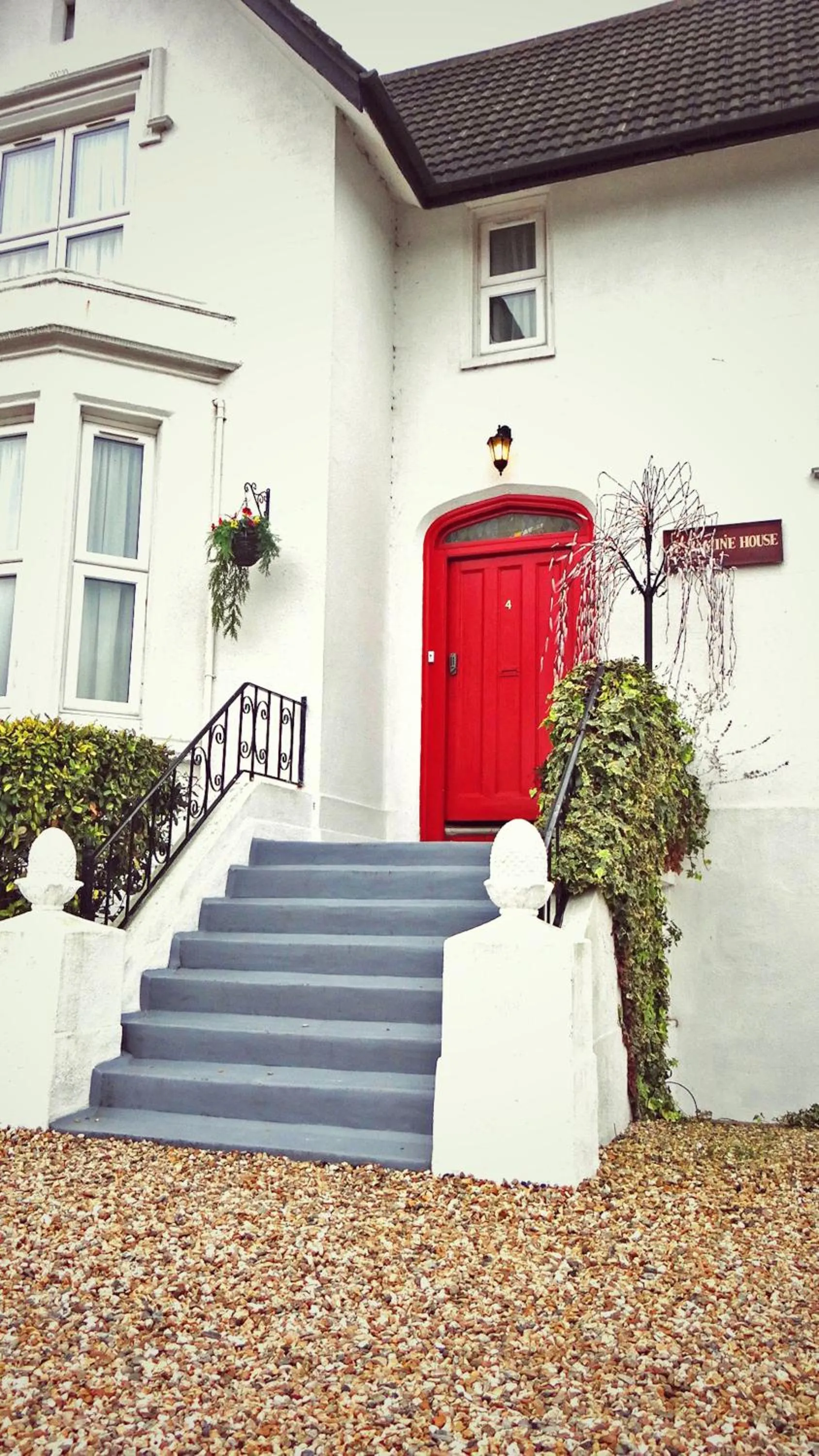 Facade/entrance in Jessamine House Hotel