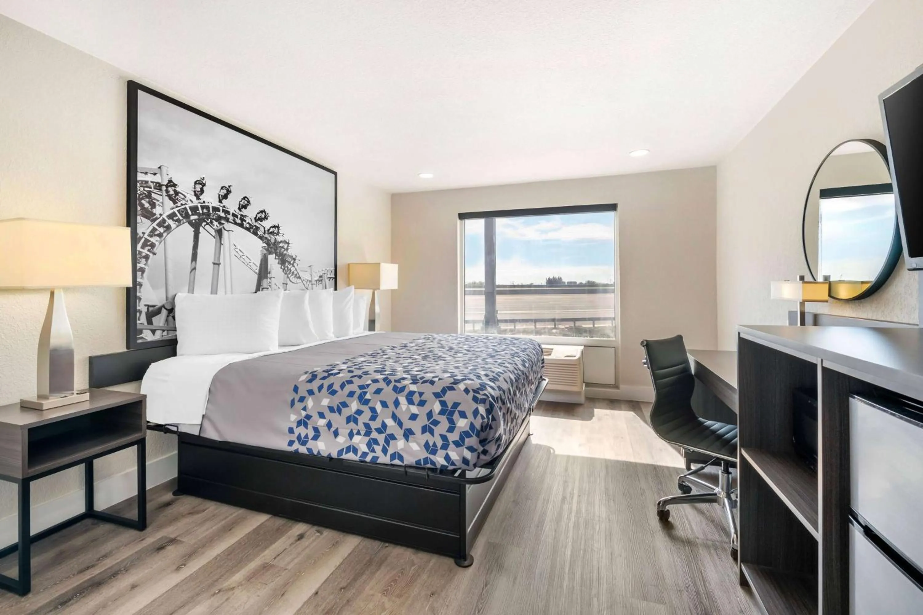 Photo of the whole room, Bed in Super 8 by Wyndham Orlando Near Florida Mall