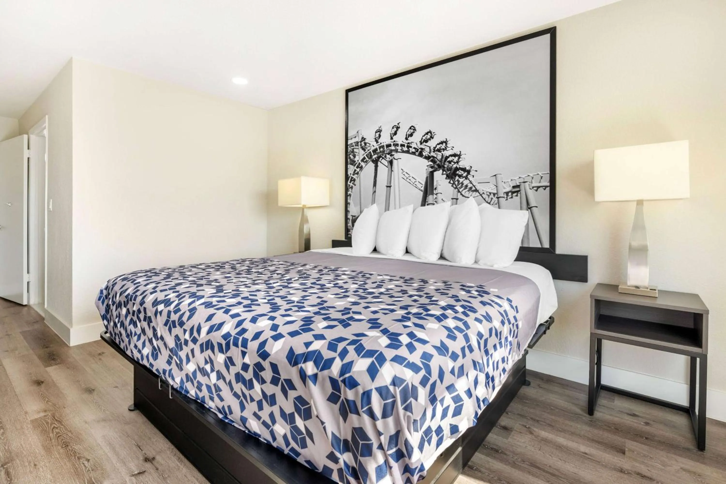 Photo of the whole room, Bed in Super 8 by Wyndham Orlando Near Florida Mall