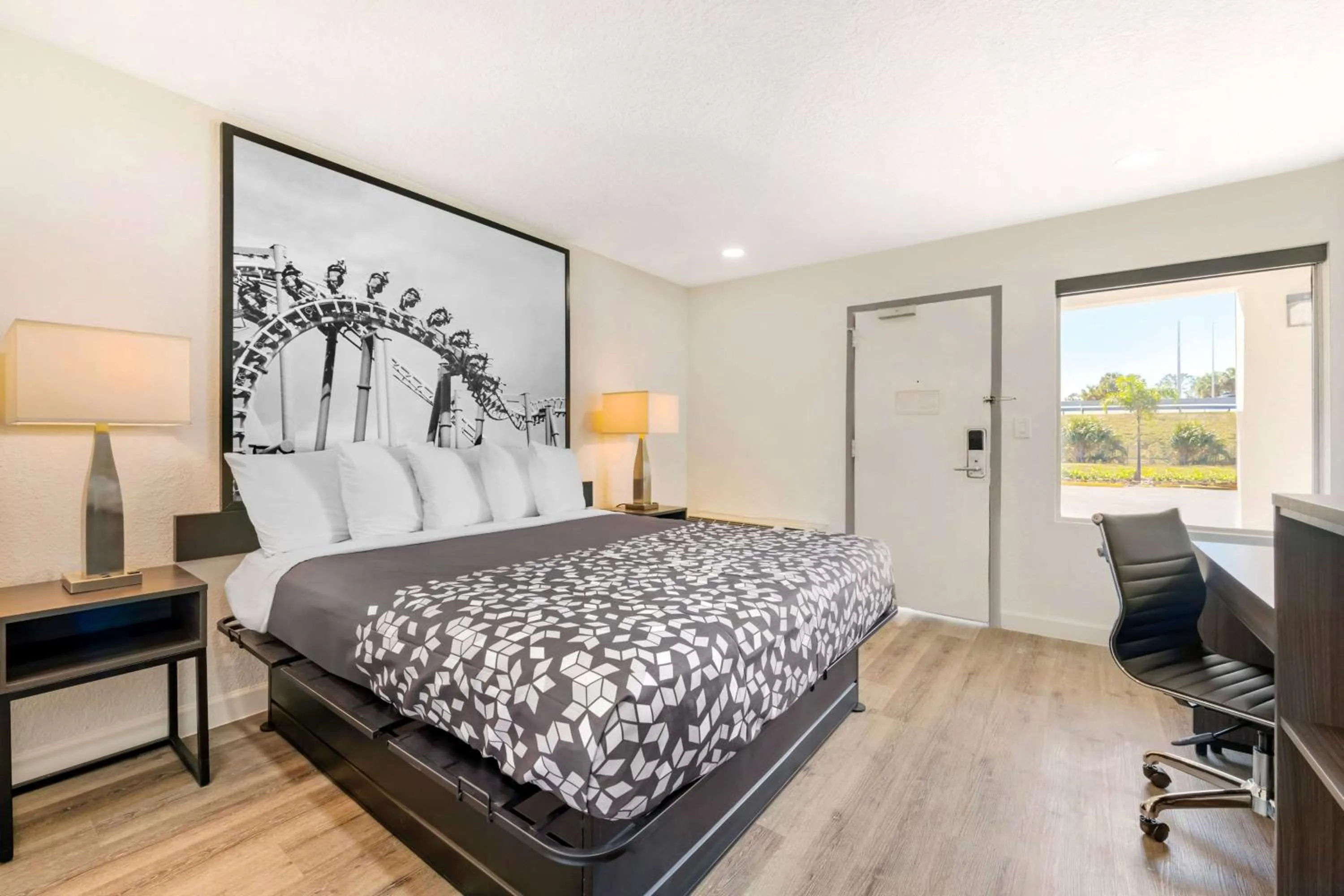 Photo of the whole room, Bed in Super 8 by Wyndham Orlando Near Florida Mall