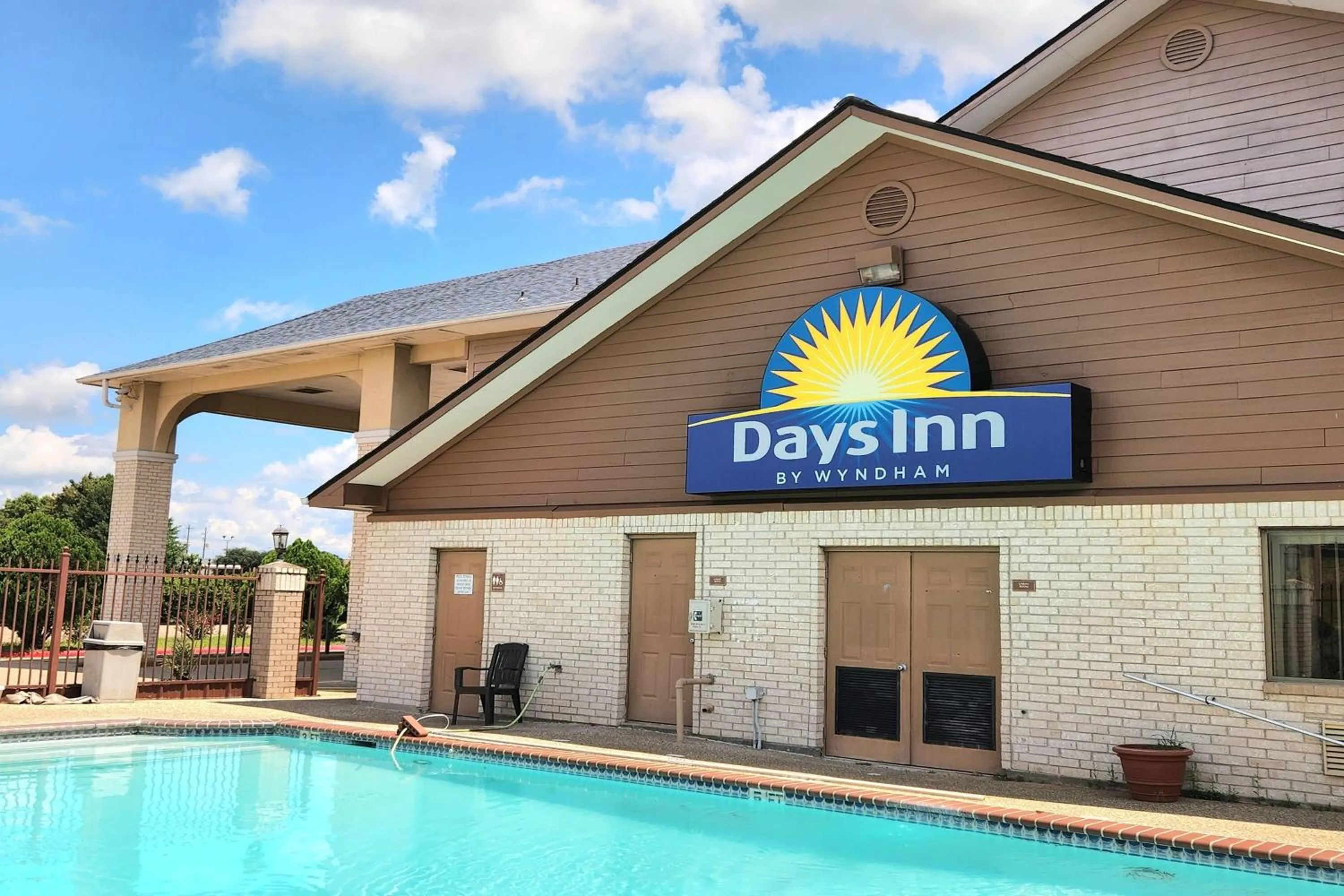 Property building in Days Inn by Wyndham Navasota