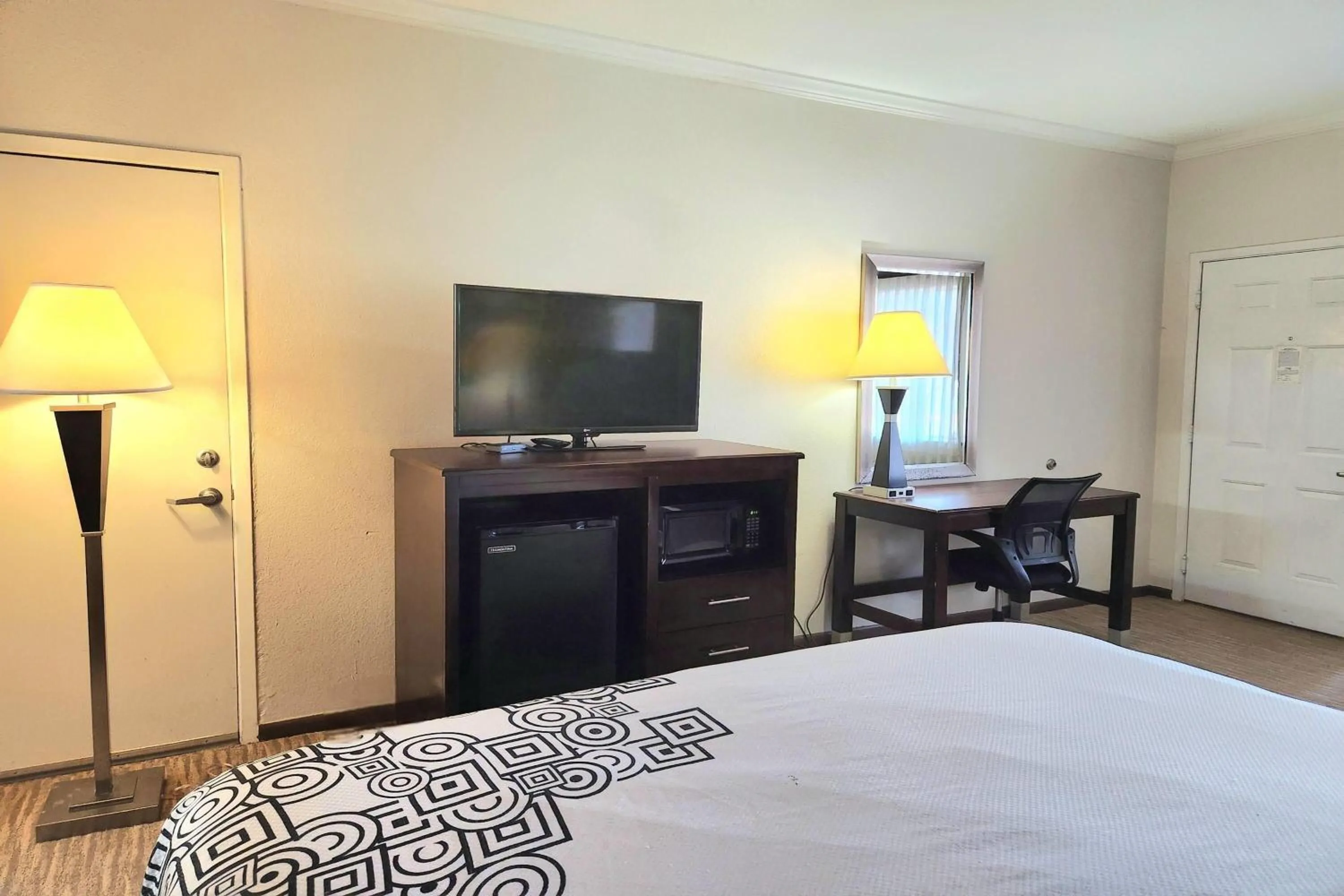 Photo of the whole room, Bed in Days Inn by Wyndham Navasota