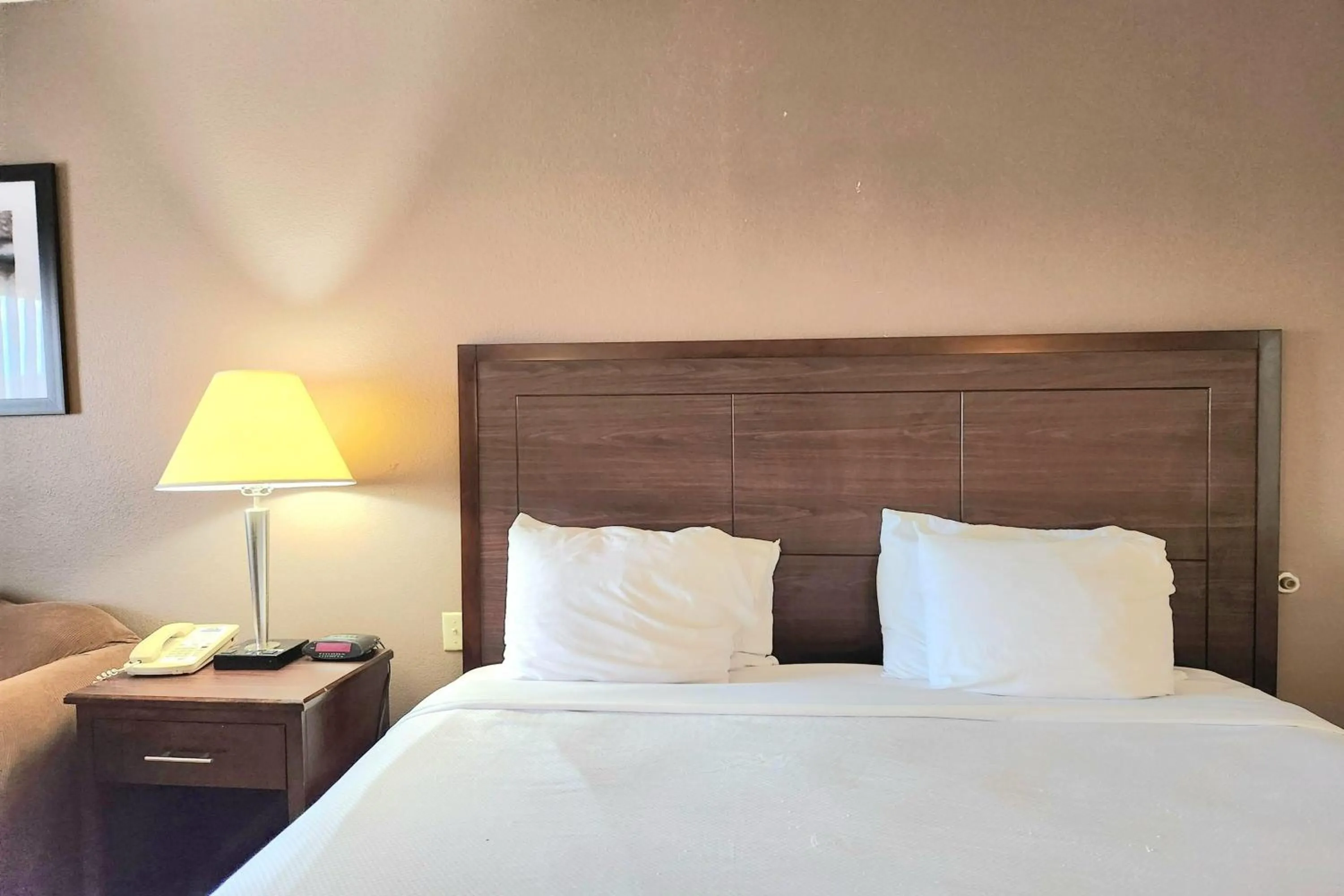 Photo of the whole room, Bed in Days Inn by Wyndham Navasota