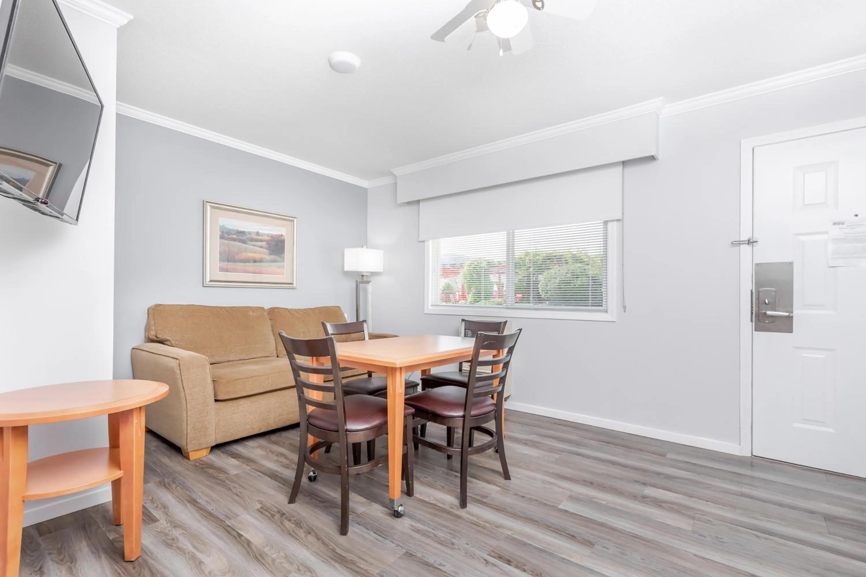 Seating area in Westridge Motor Inn