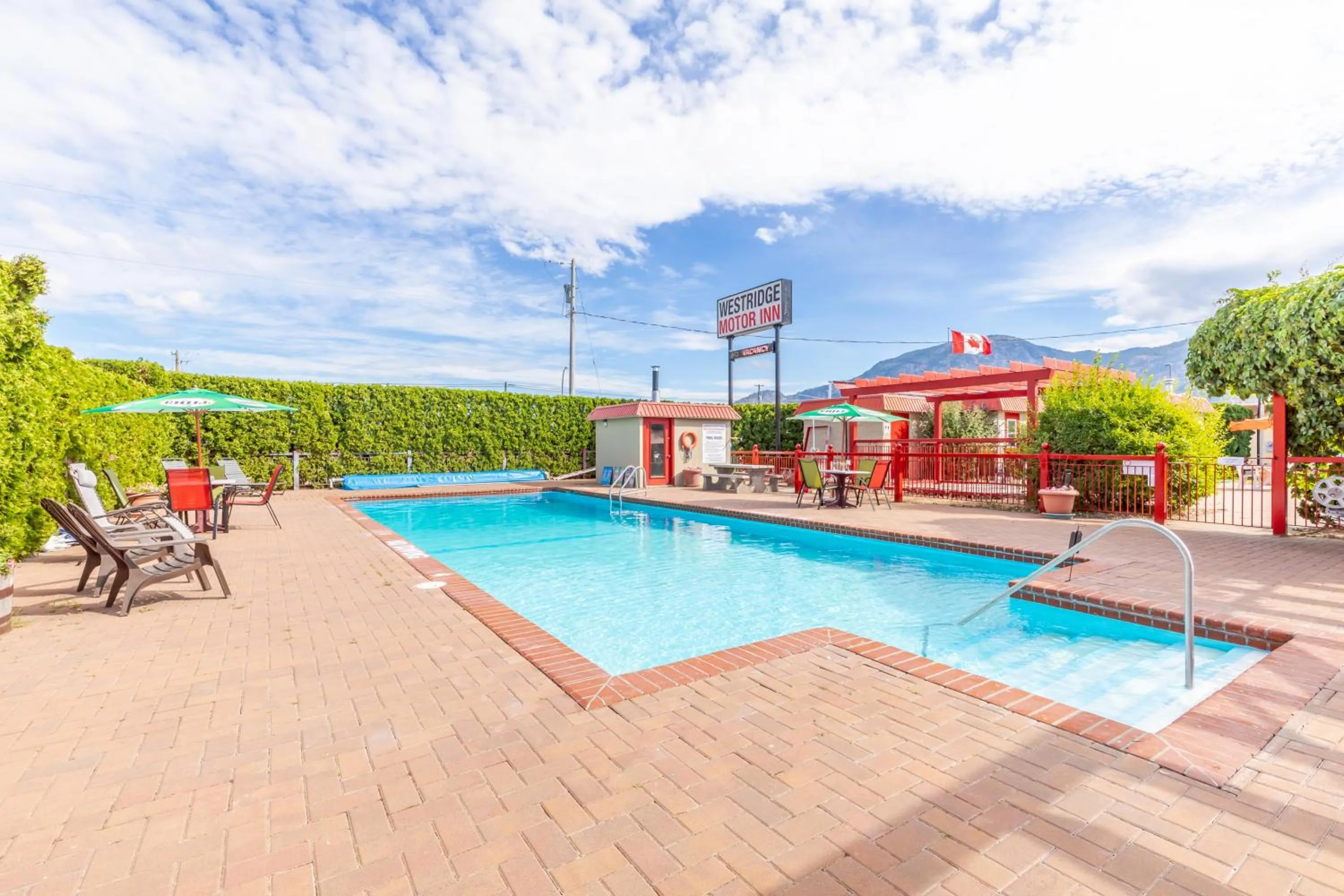 Swimming pool in Westridge Motor Inn
