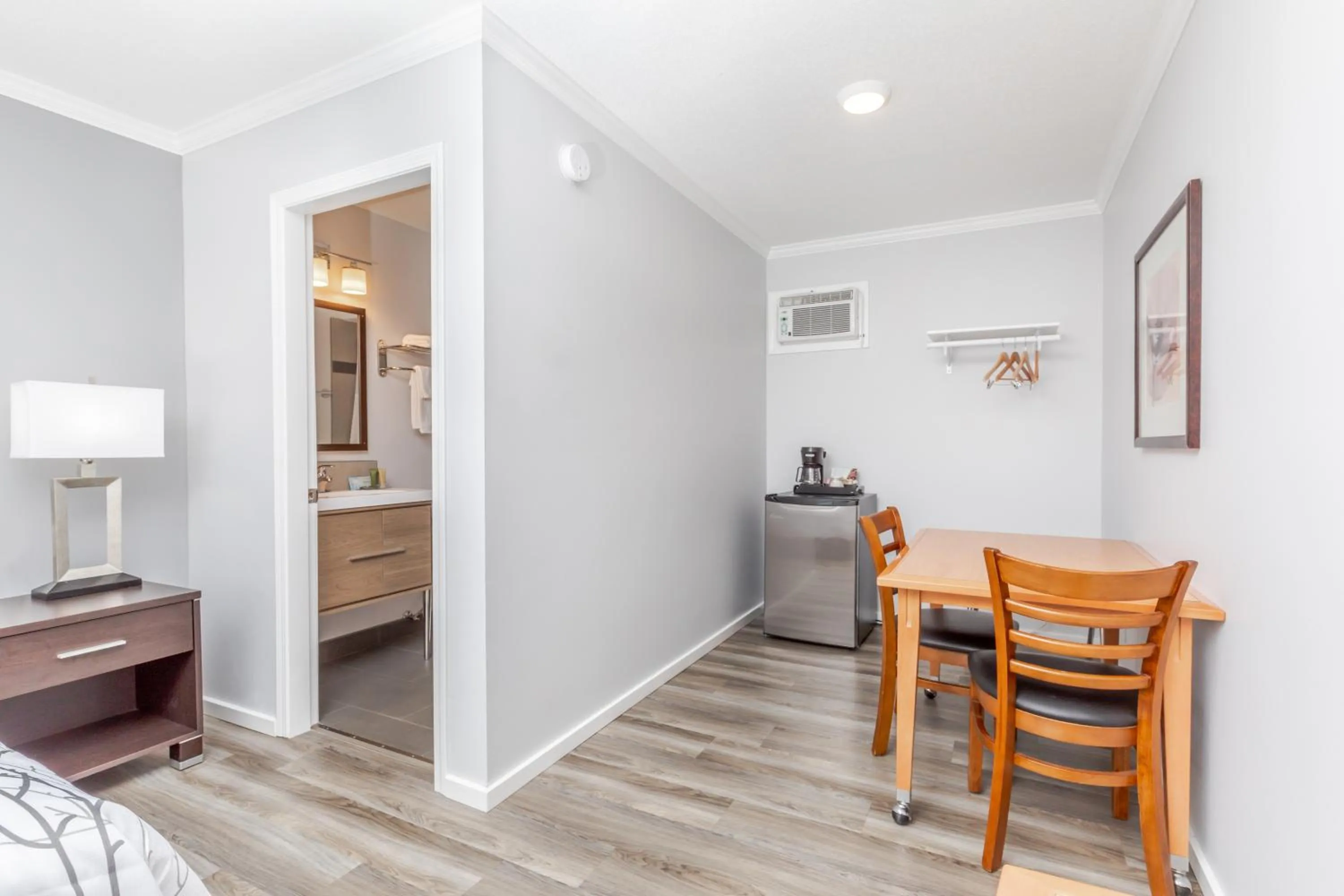 Seating area, Bed in Westridge Motor Inn