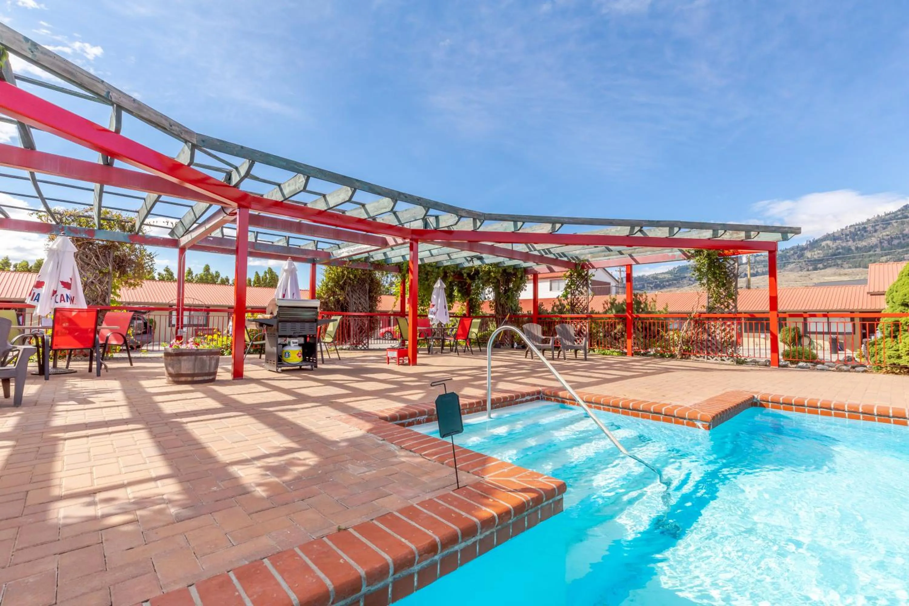 Swimming pool in Westridge Motor Inn