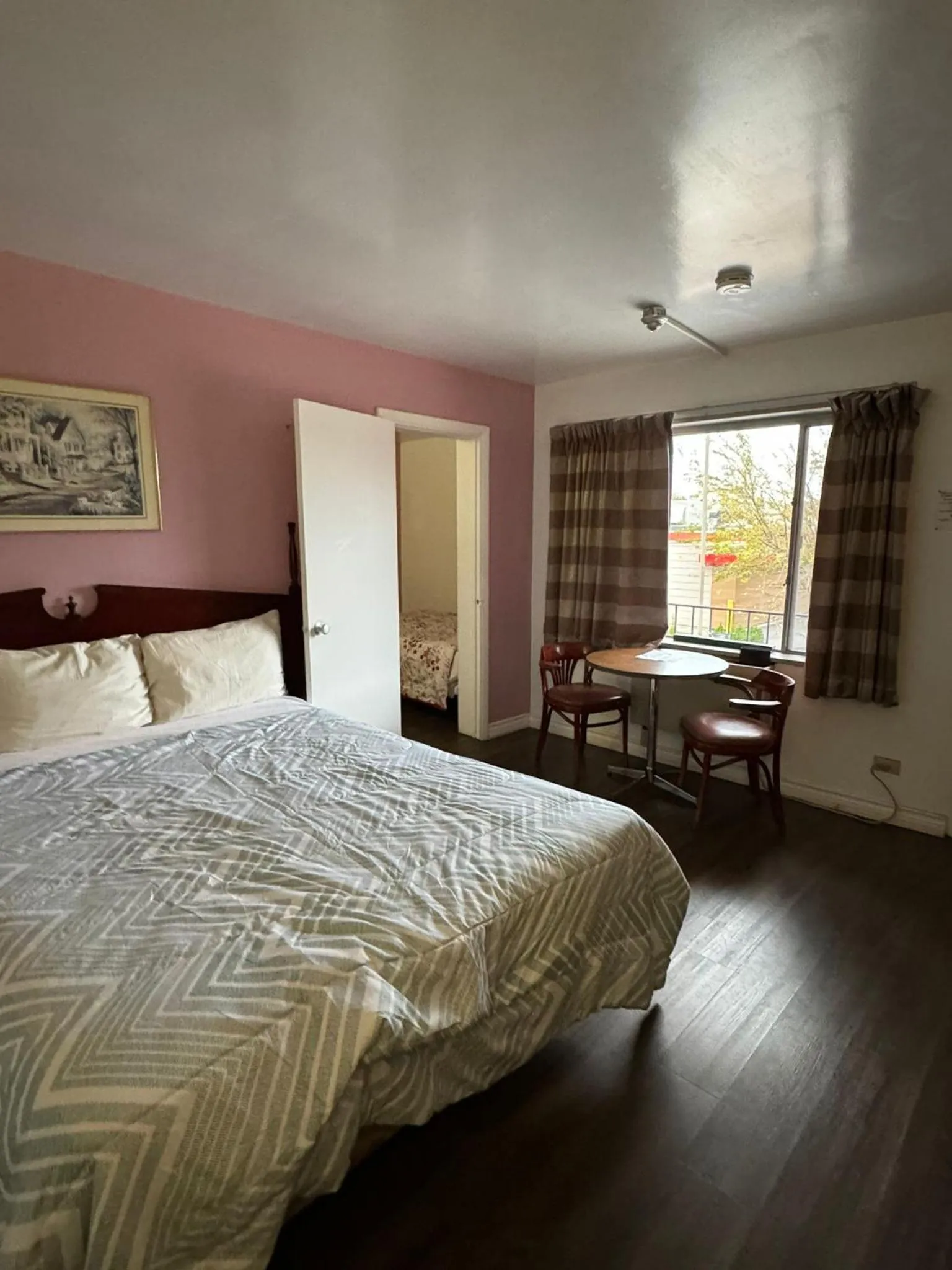 Living room, Bed in 6267 Persepolis Inn