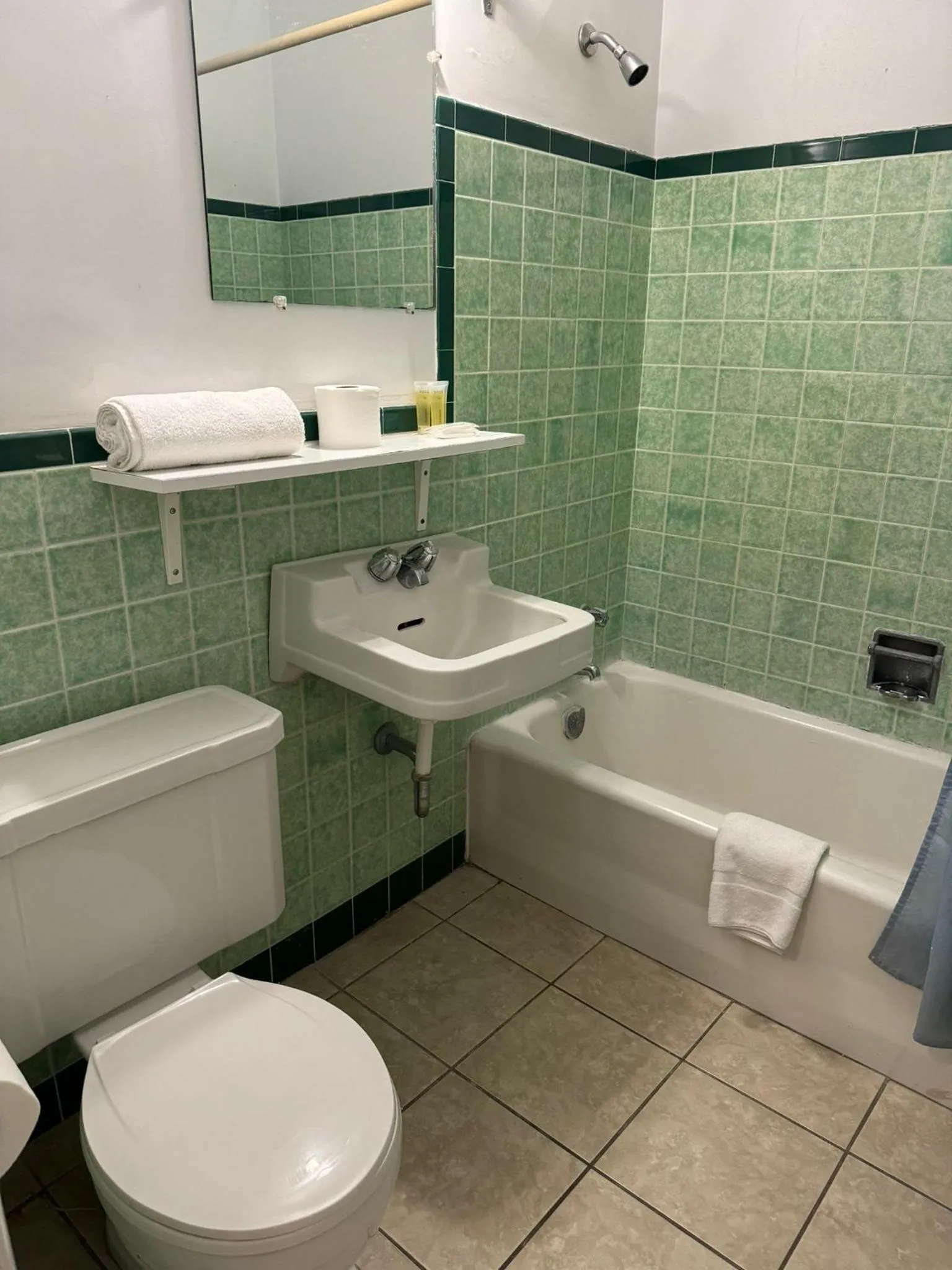 Bath in 6267 Persepolis Inn