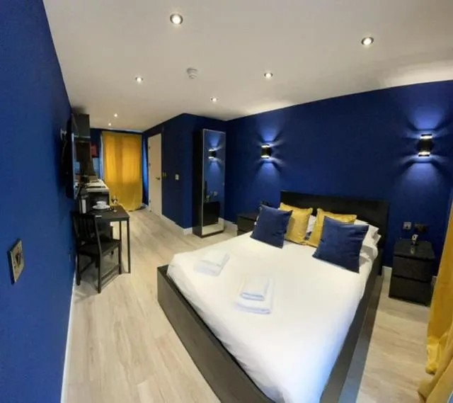 Kitchen or kitchenette, Bed in Sky City Apartments