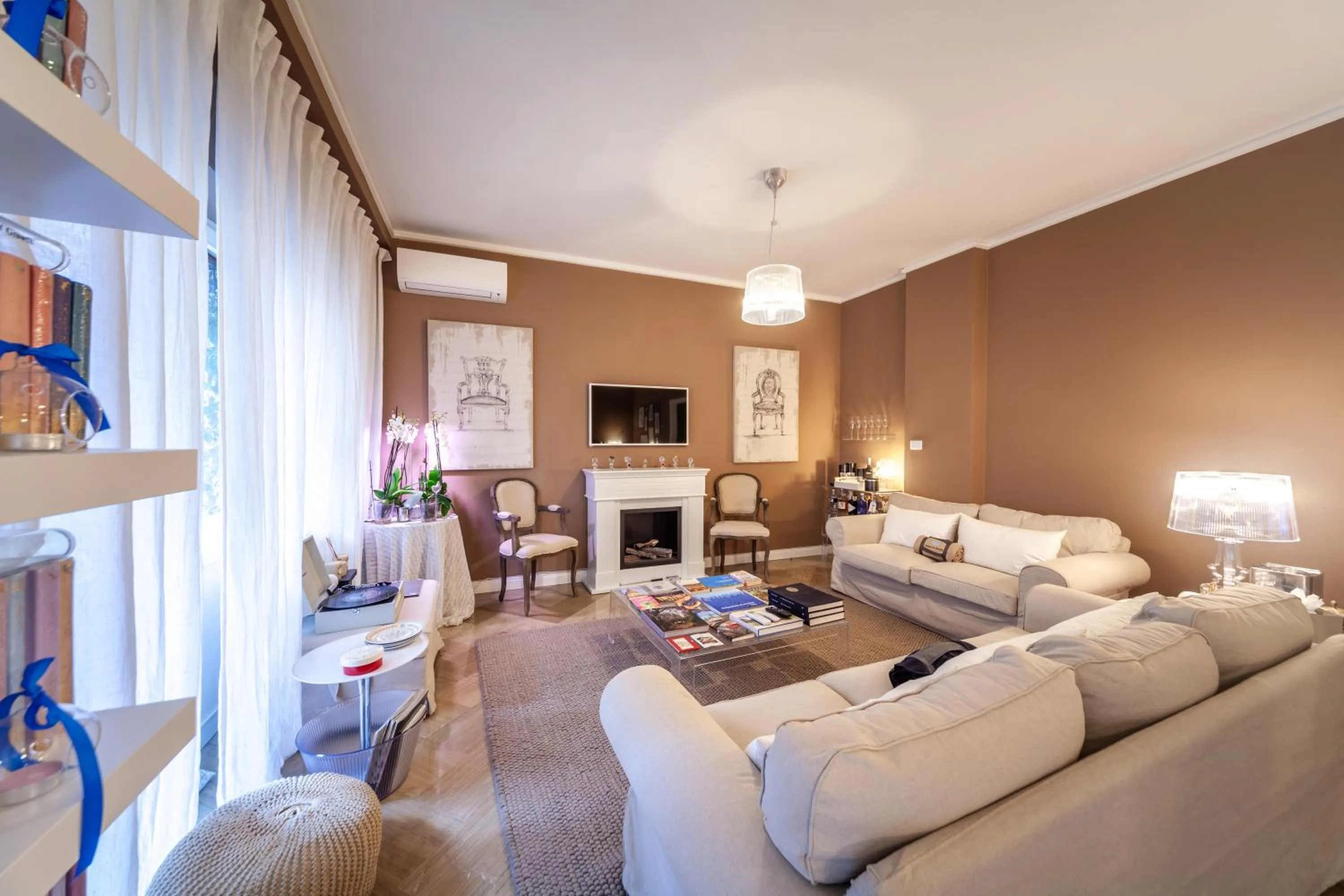 Library in Maison de Famille