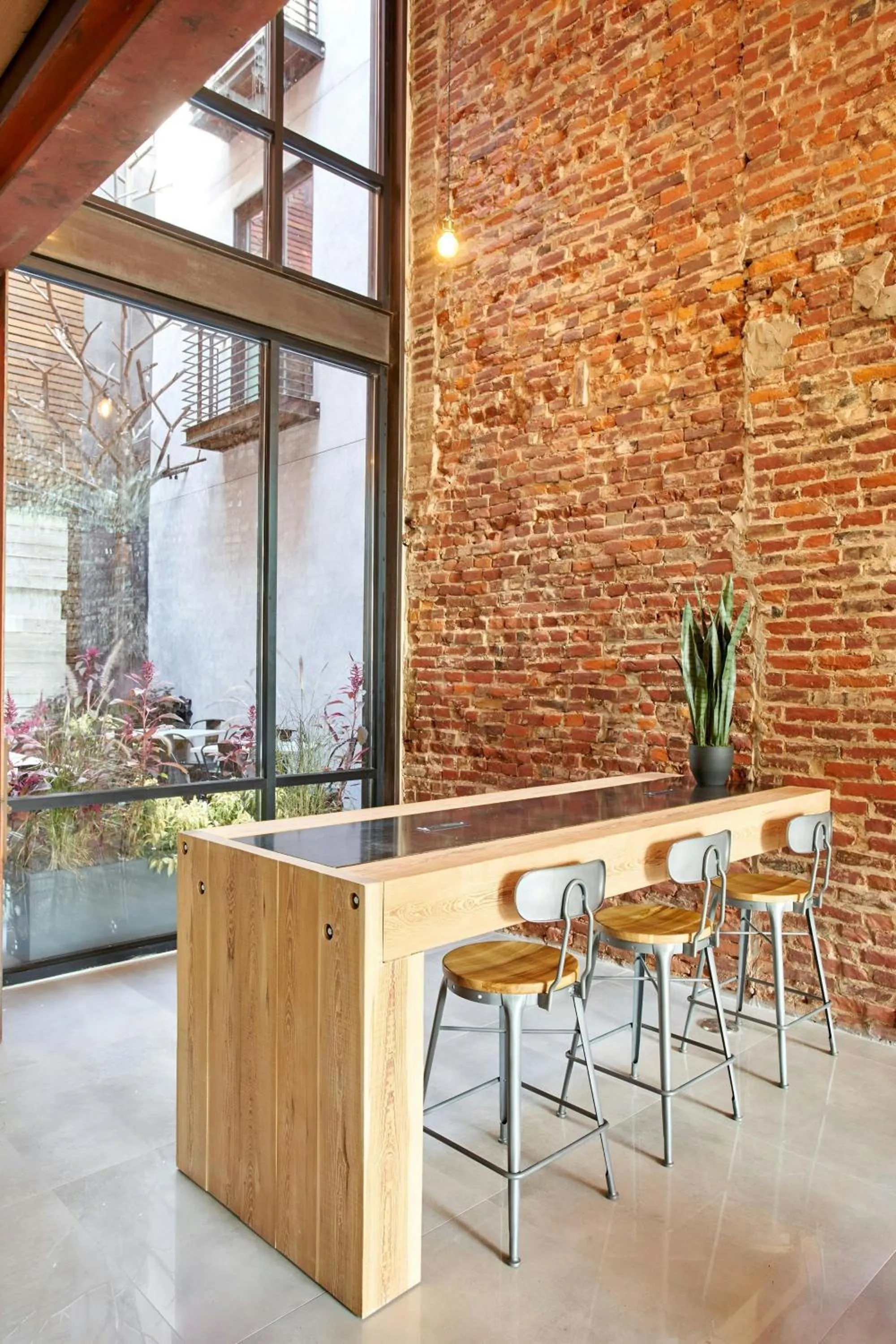 Lounge or bar in The Queen Hotel Queen Village, Sonder by Marriott Bonvoy