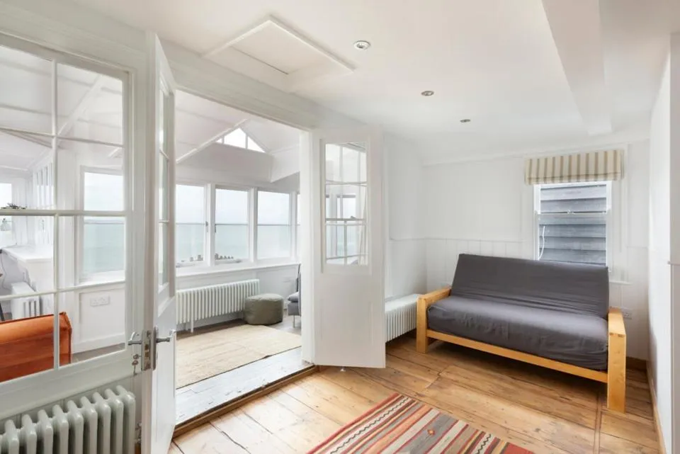 Three-Bedroom House in Stag Cottage, Sea wall