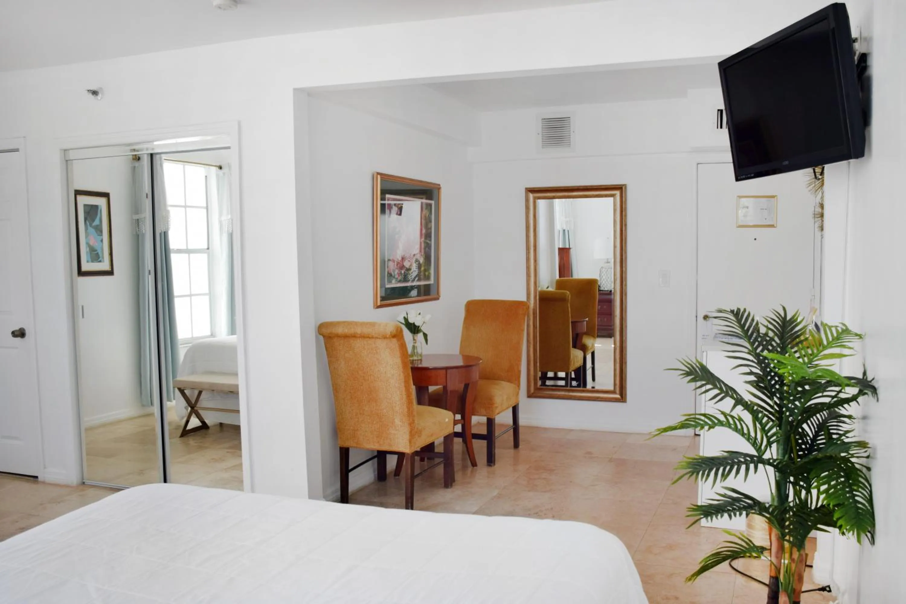Living room, Bed in Beach Park Hotel