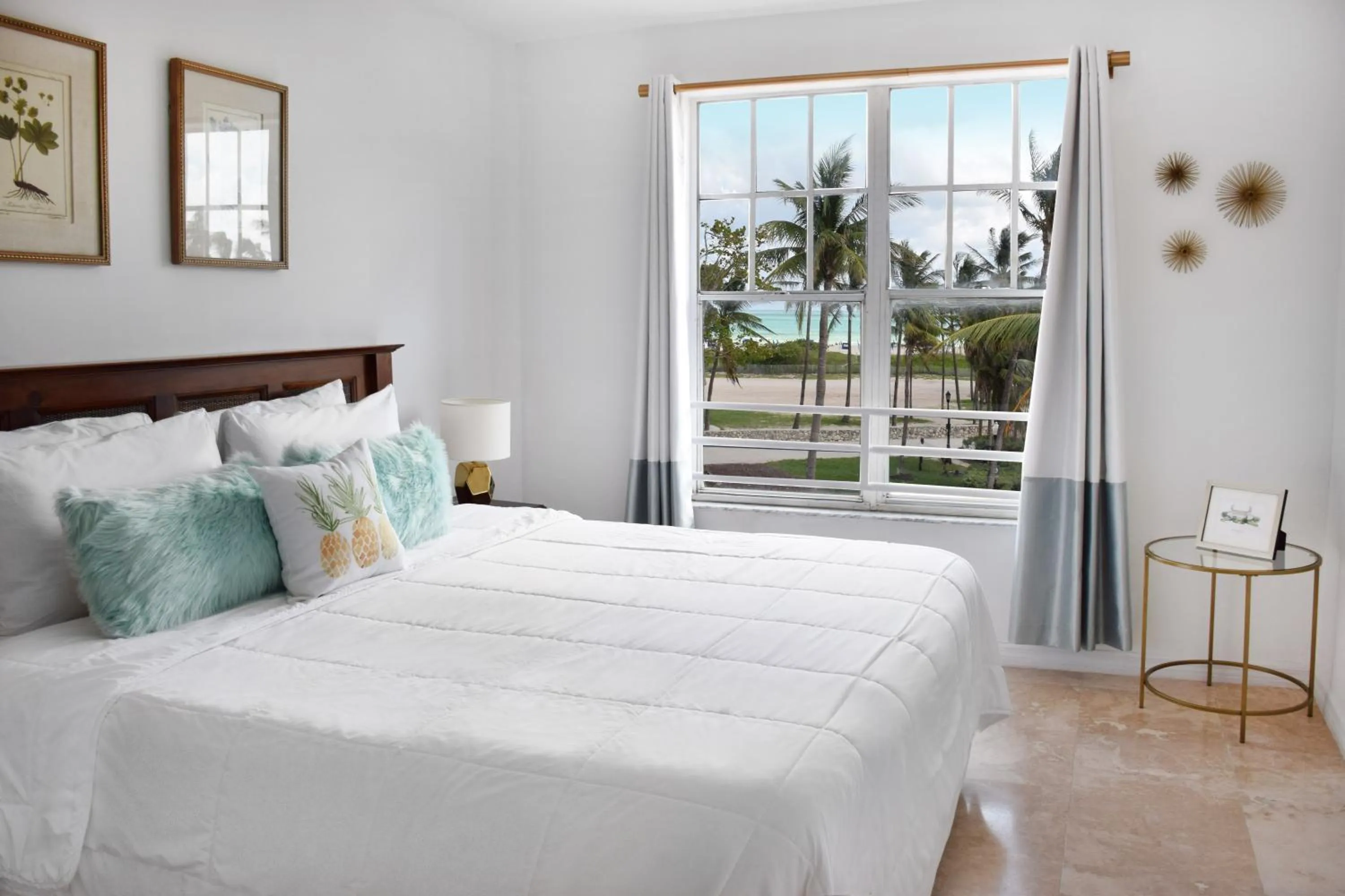 Living room, Bed in Beach Park Hotel