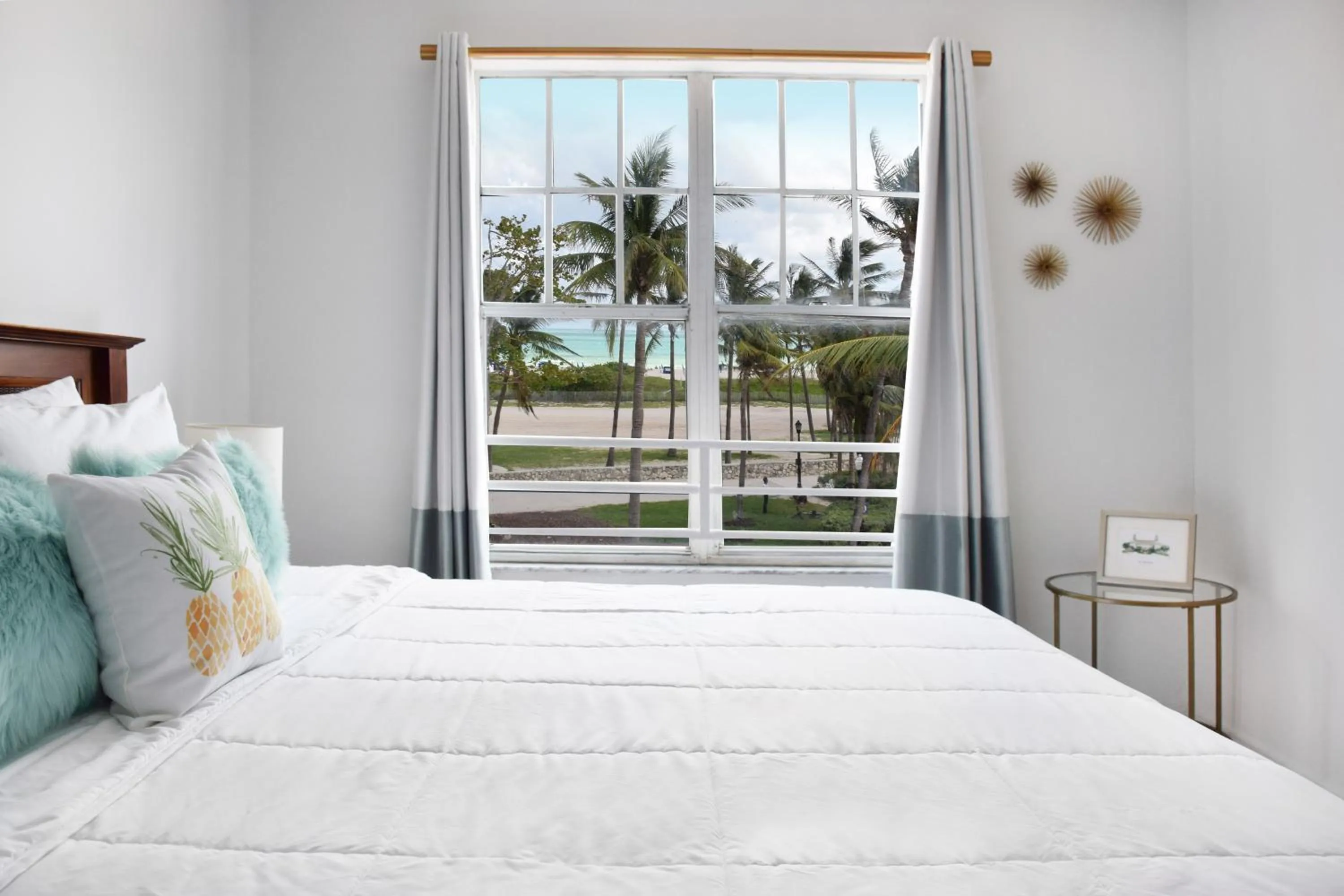 Living room, Bed in Beach Park Hotel