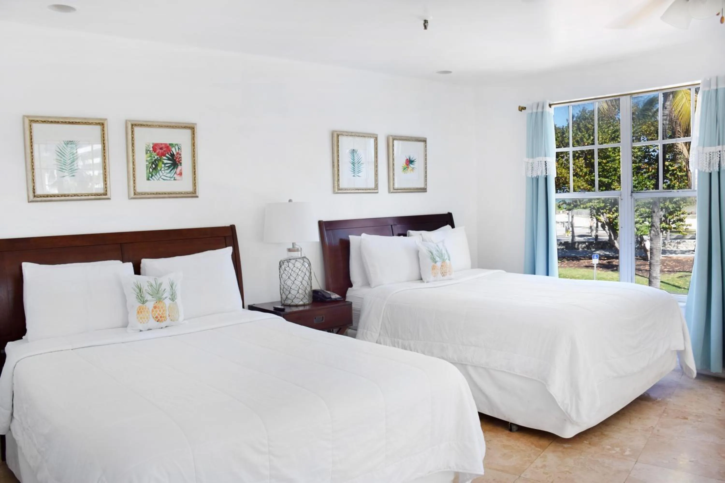 Living room, Bed in Beach Park Hotel