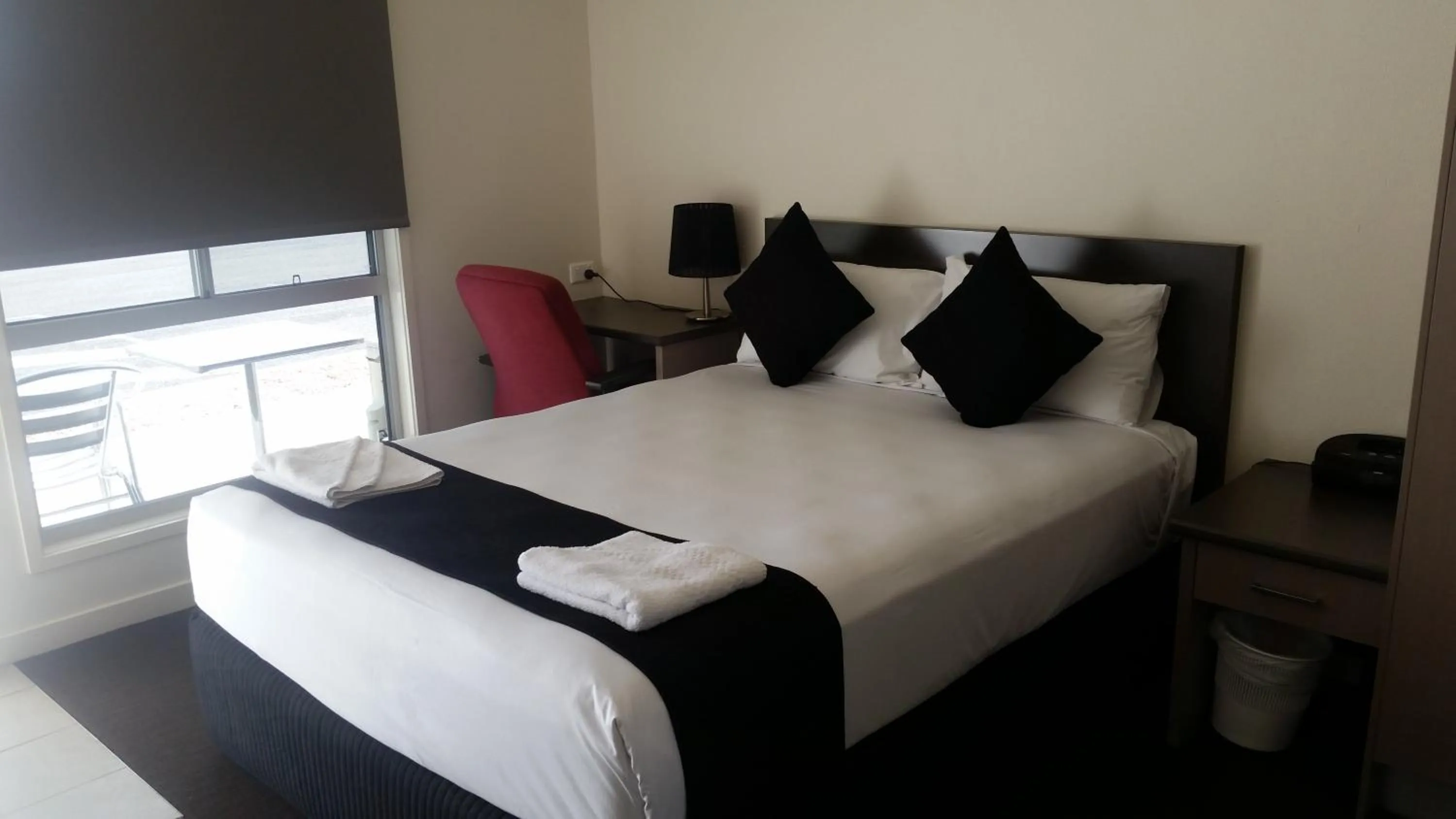 Bed in Dooleys Tavern and Motel Capella