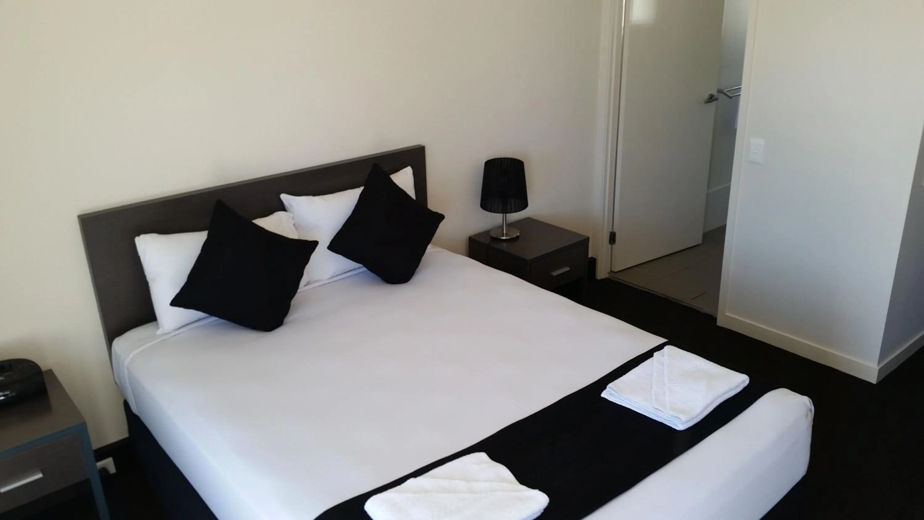 Bed in Dooleys Tavern and Motel Capella