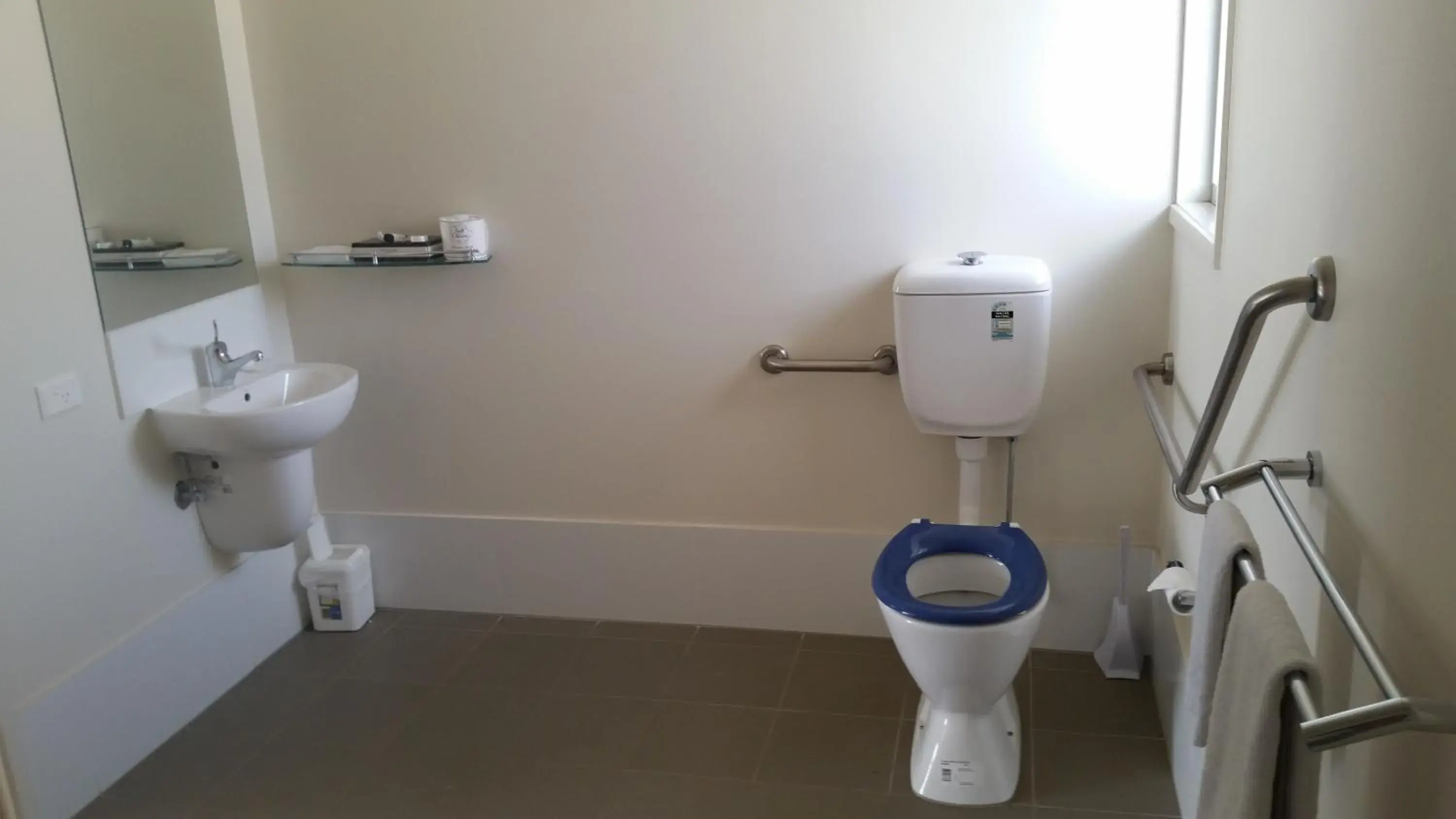 Queen Room - Disability Access in Dooleys Tavern and Motel Capella Queen Room - Disability Access in Dooleys Tavern and Motel Capella