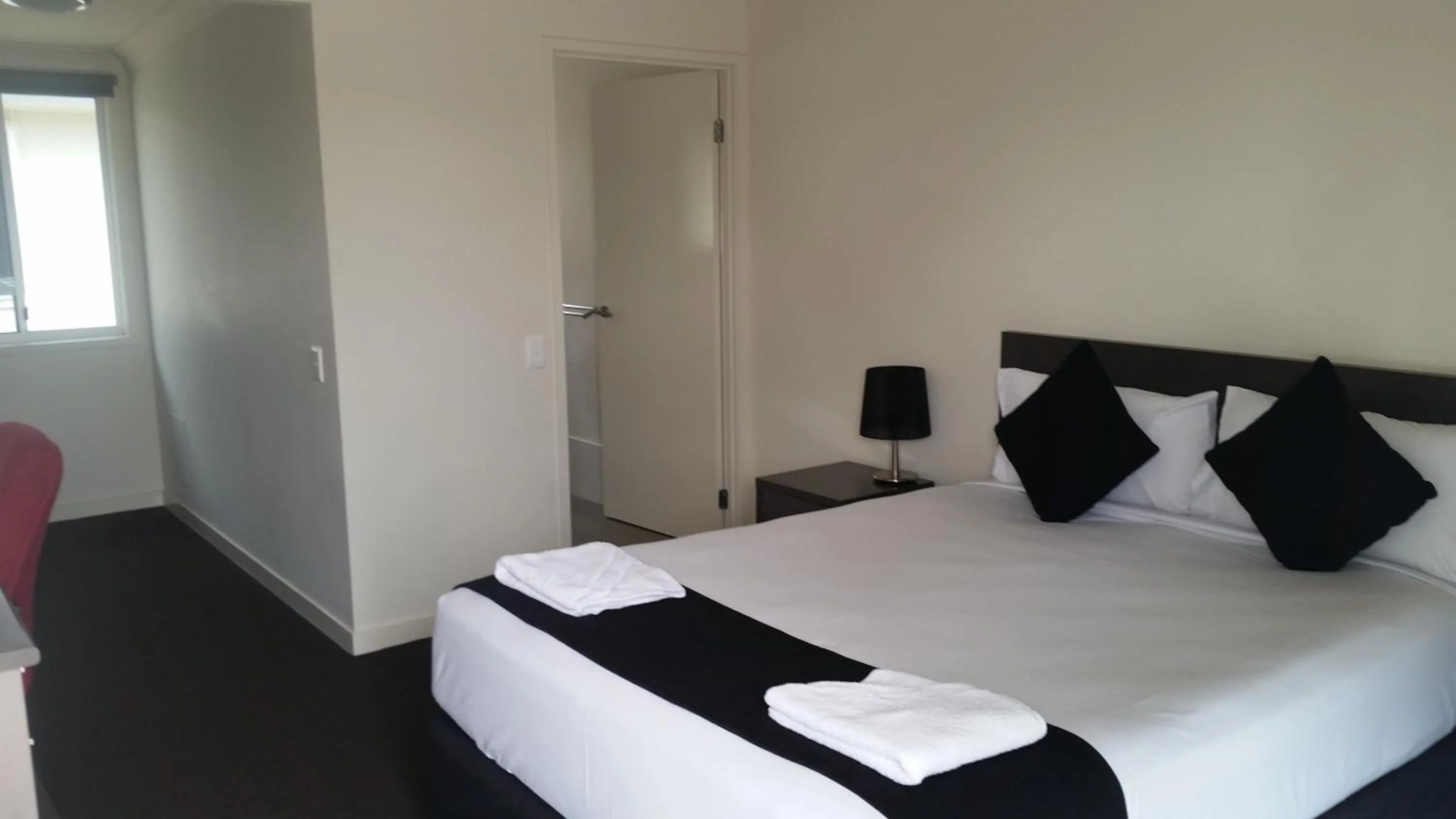 Bed in Dooleys Tavern and Motel Capella