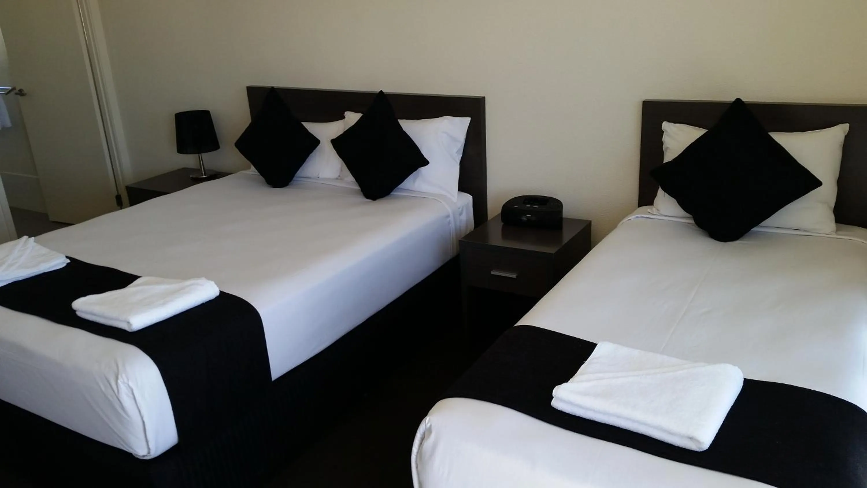 Bed in Dooleys Tavern and Motel Capella