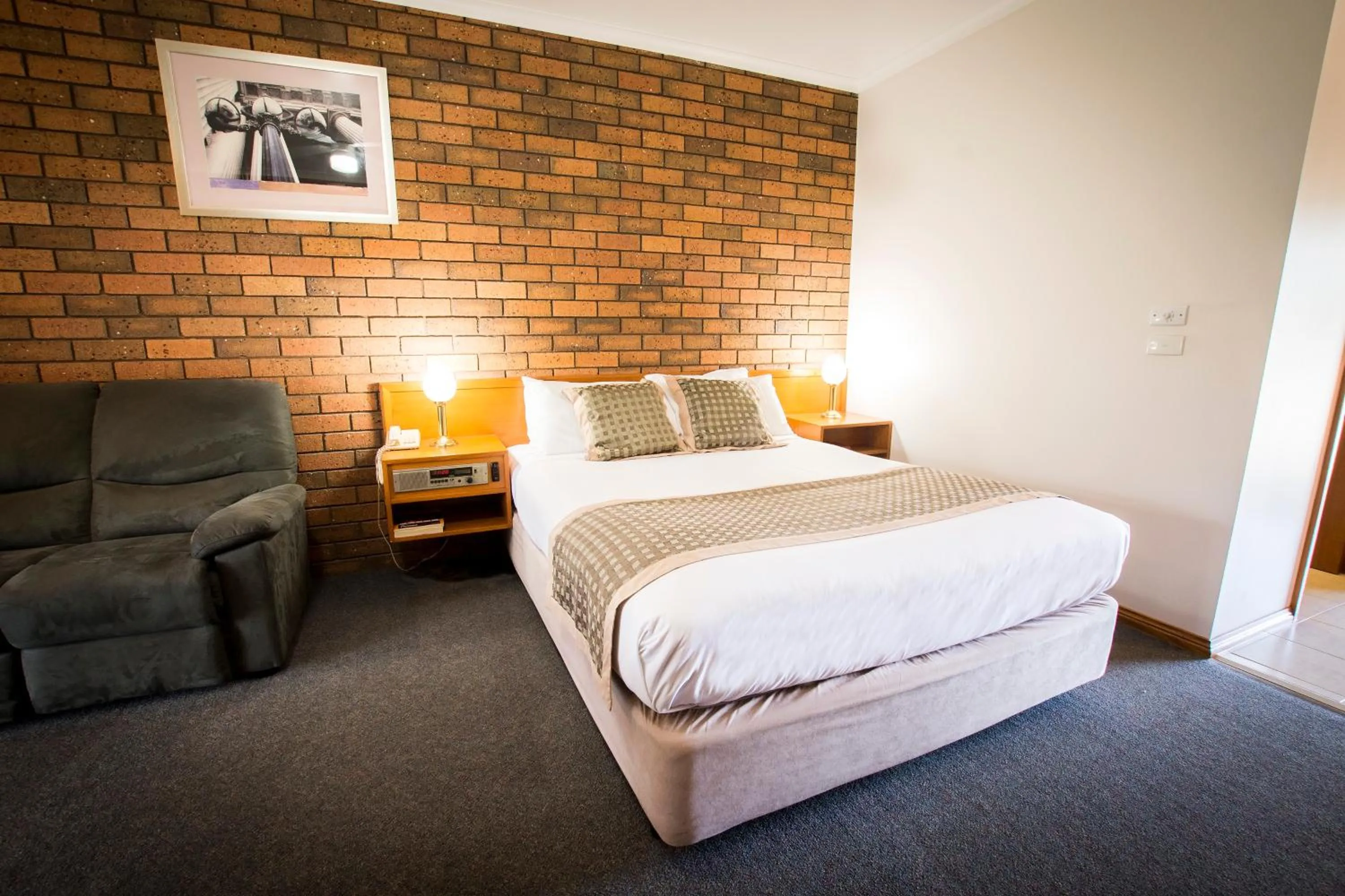 Bed in Sportslander Motor Inn