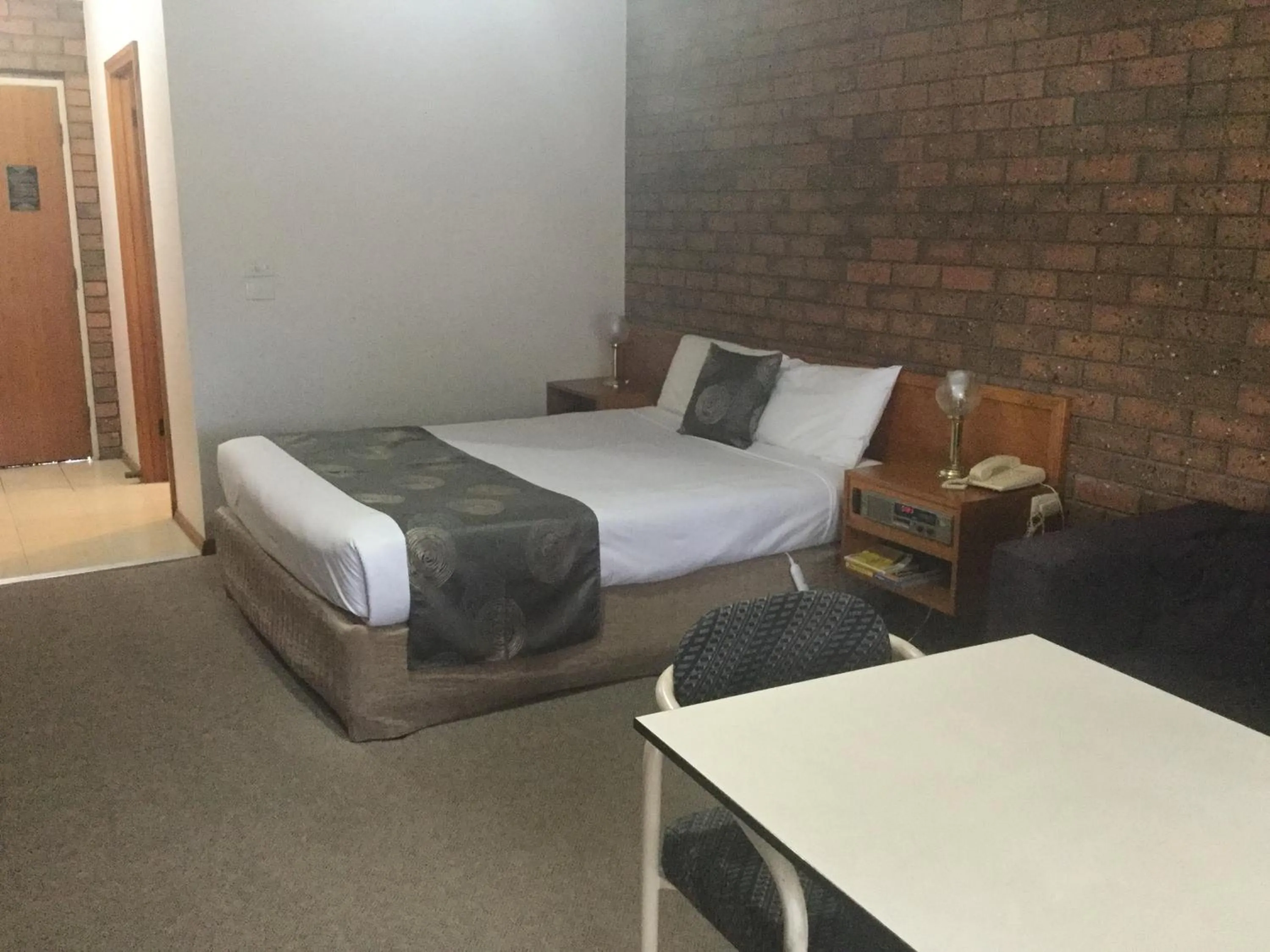 Bed in Sportslander Motor Inn