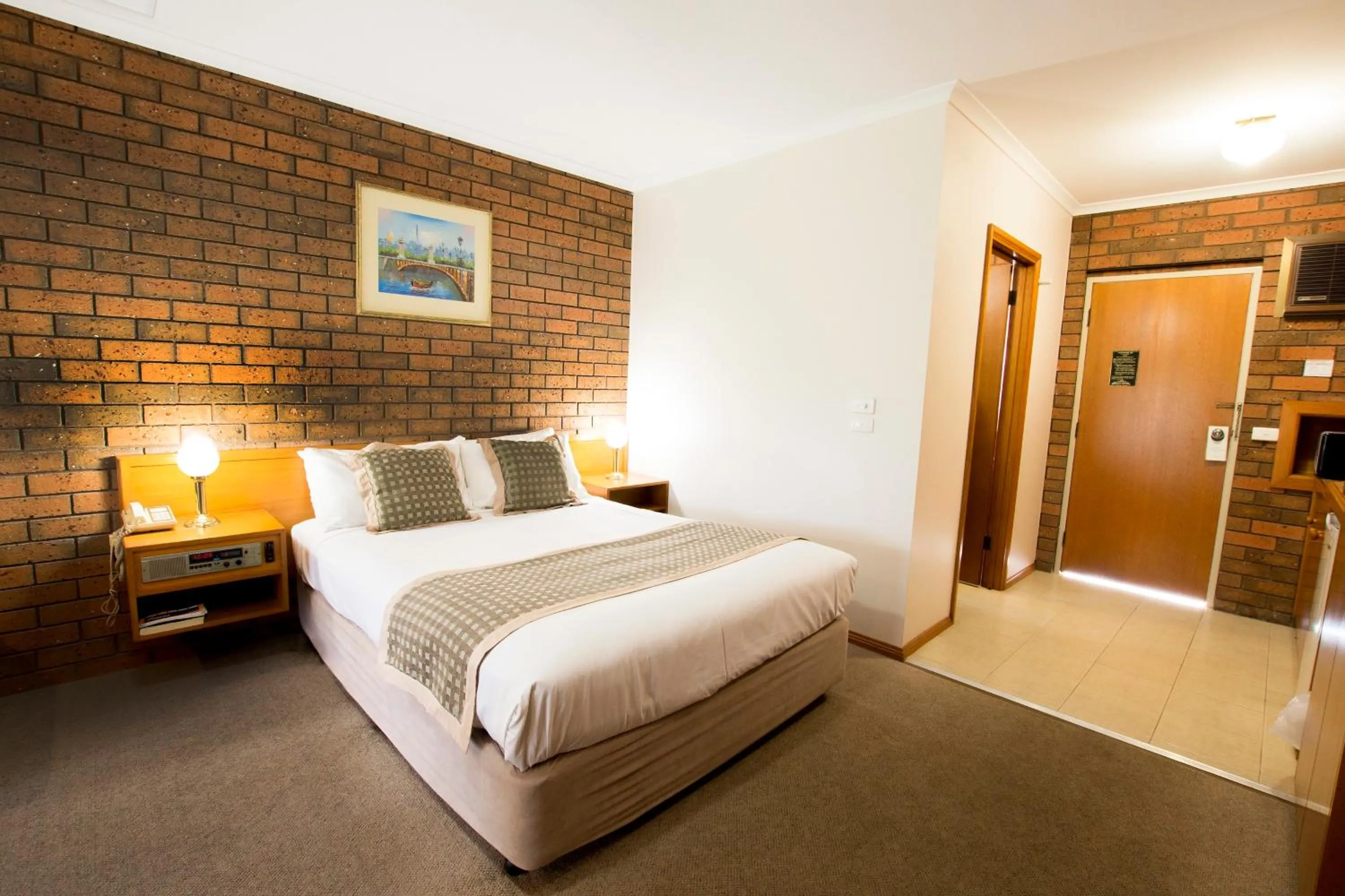 Bed in Sportslander Motor Inn