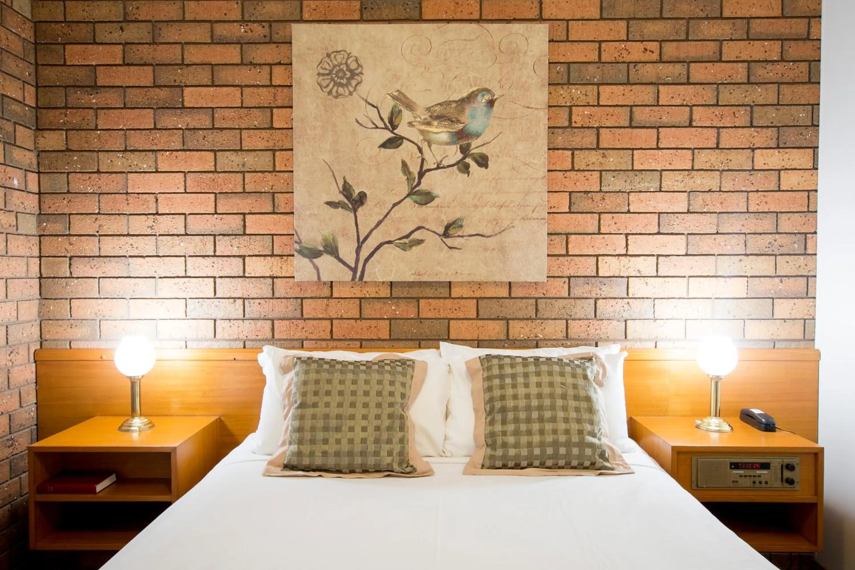 Bed in Sportslander Motor Inn