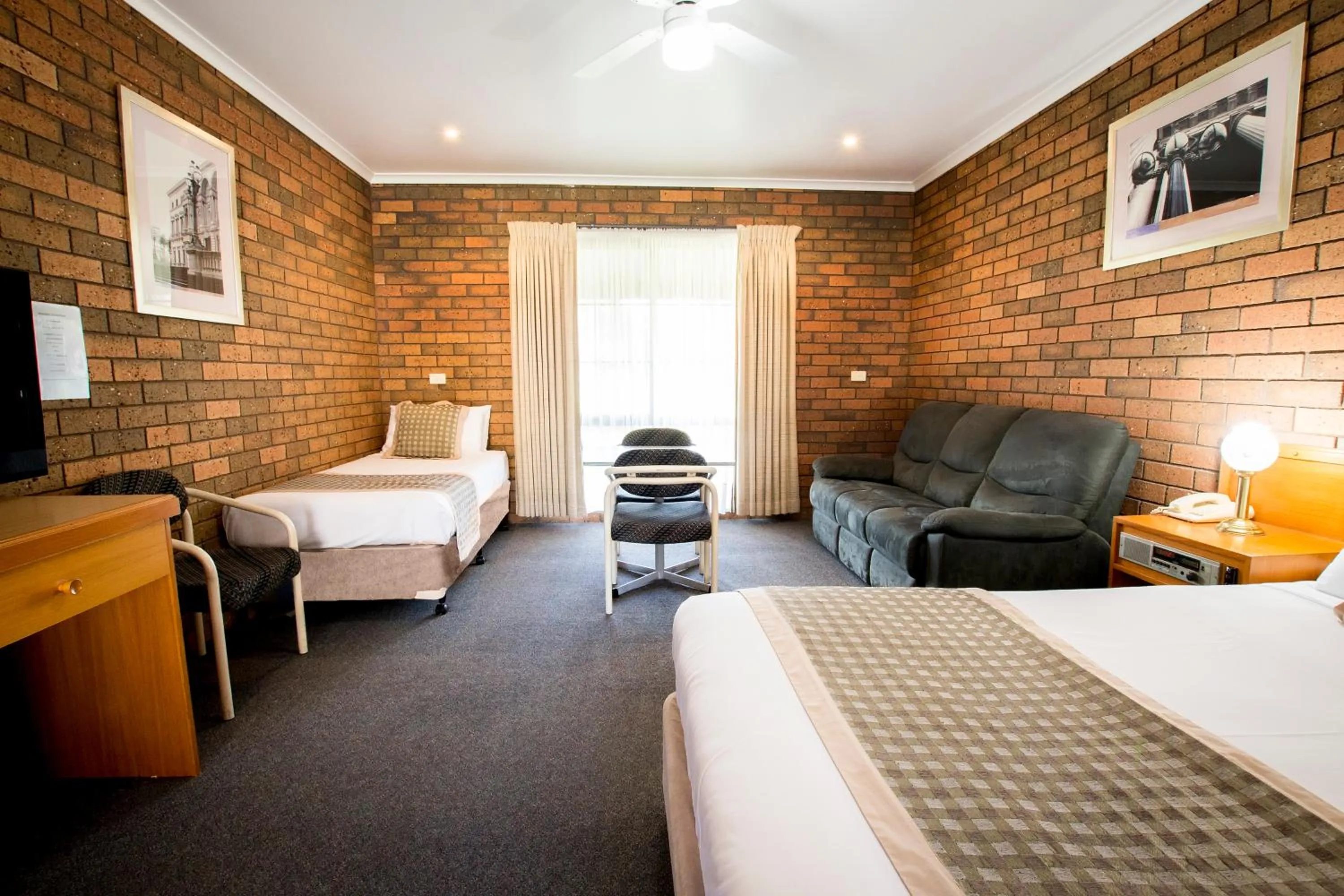 Bed in Sportslander Motor Inn