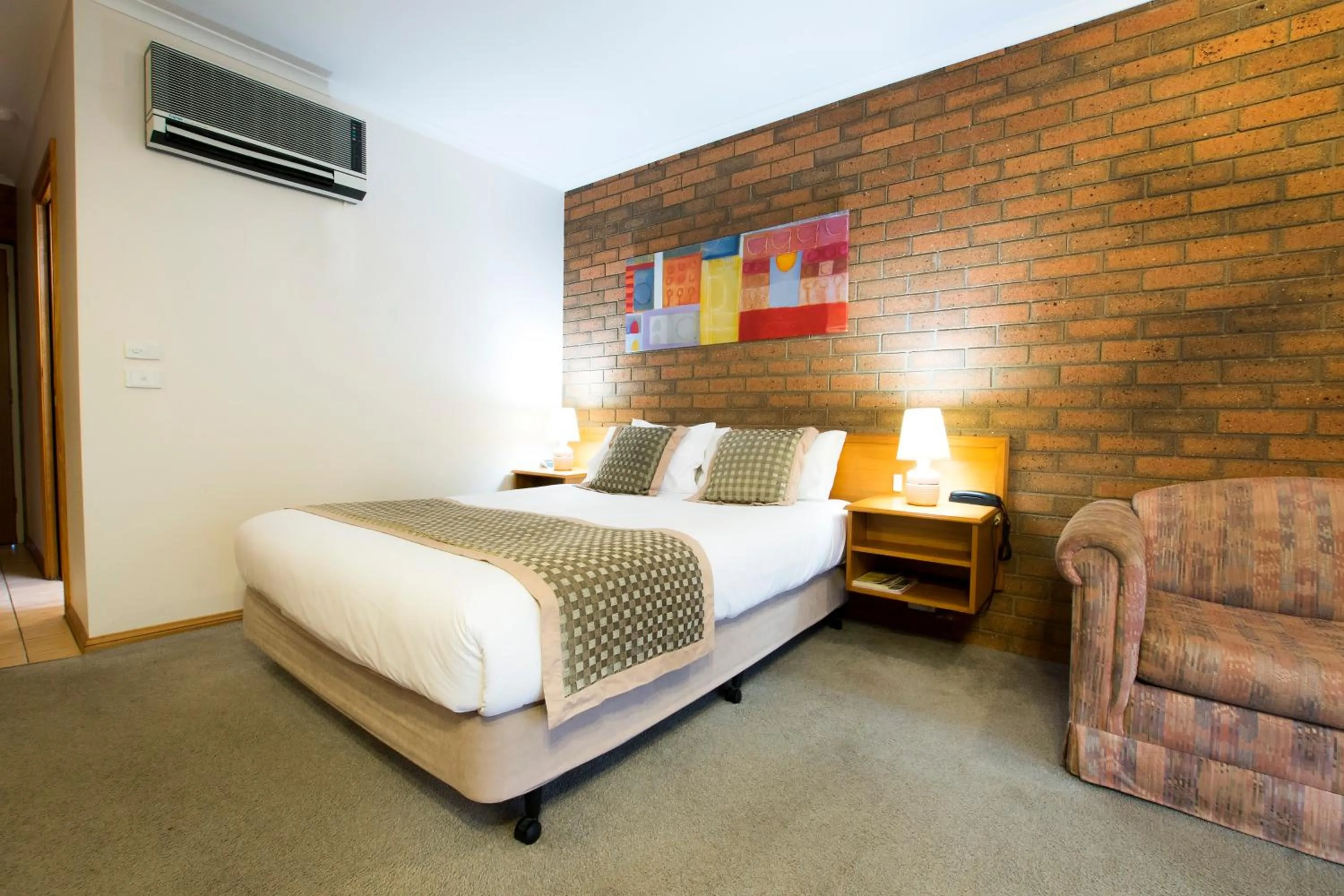 Bed in Sportslander Motor Inn