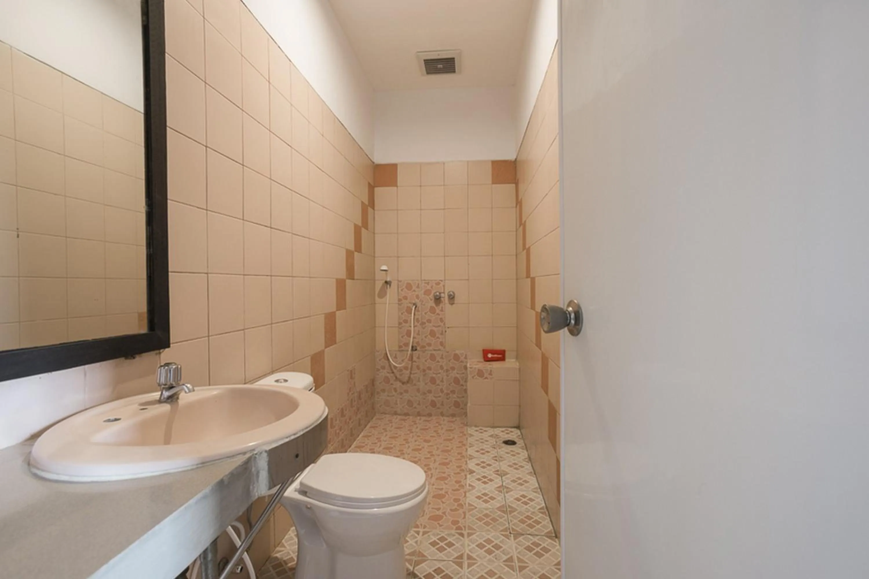 Bathroom in RedDoorz Plus near Jakarta Kota Station