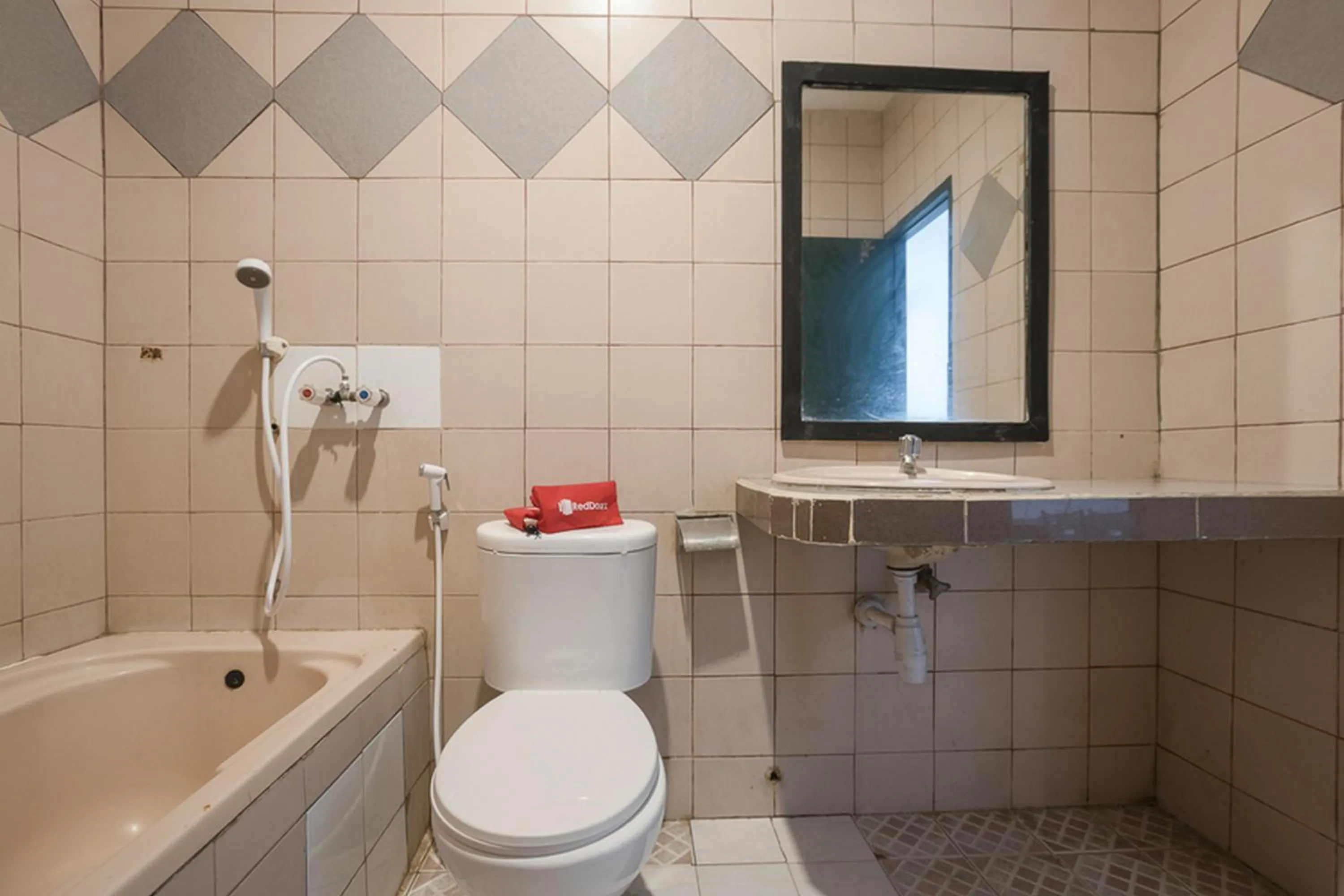 Bathroom in RedDoorz Plus near Jakarta Kota Station