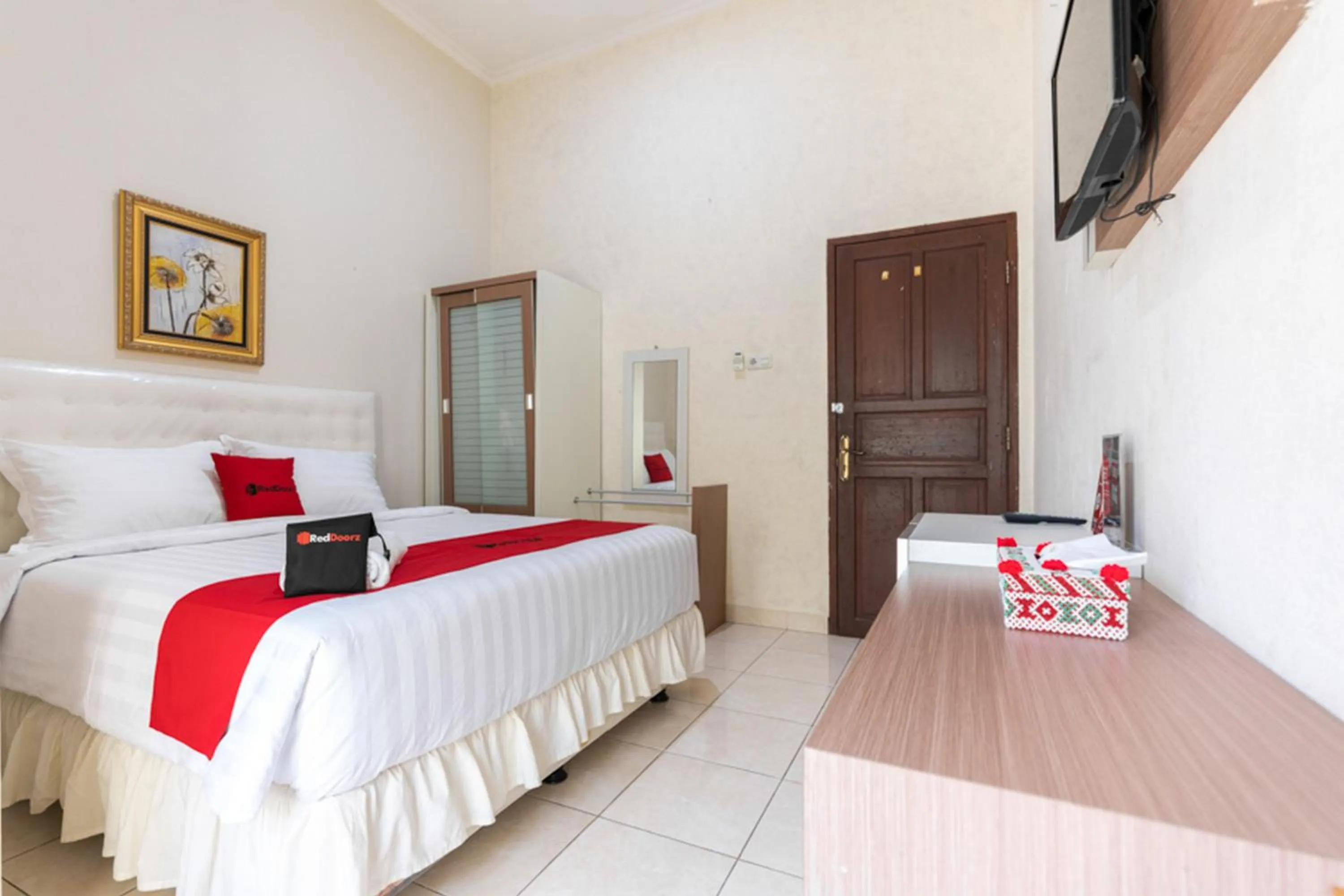 Bathroom, Bed in RedDoorz @ Pengayoman Panakkukang 3