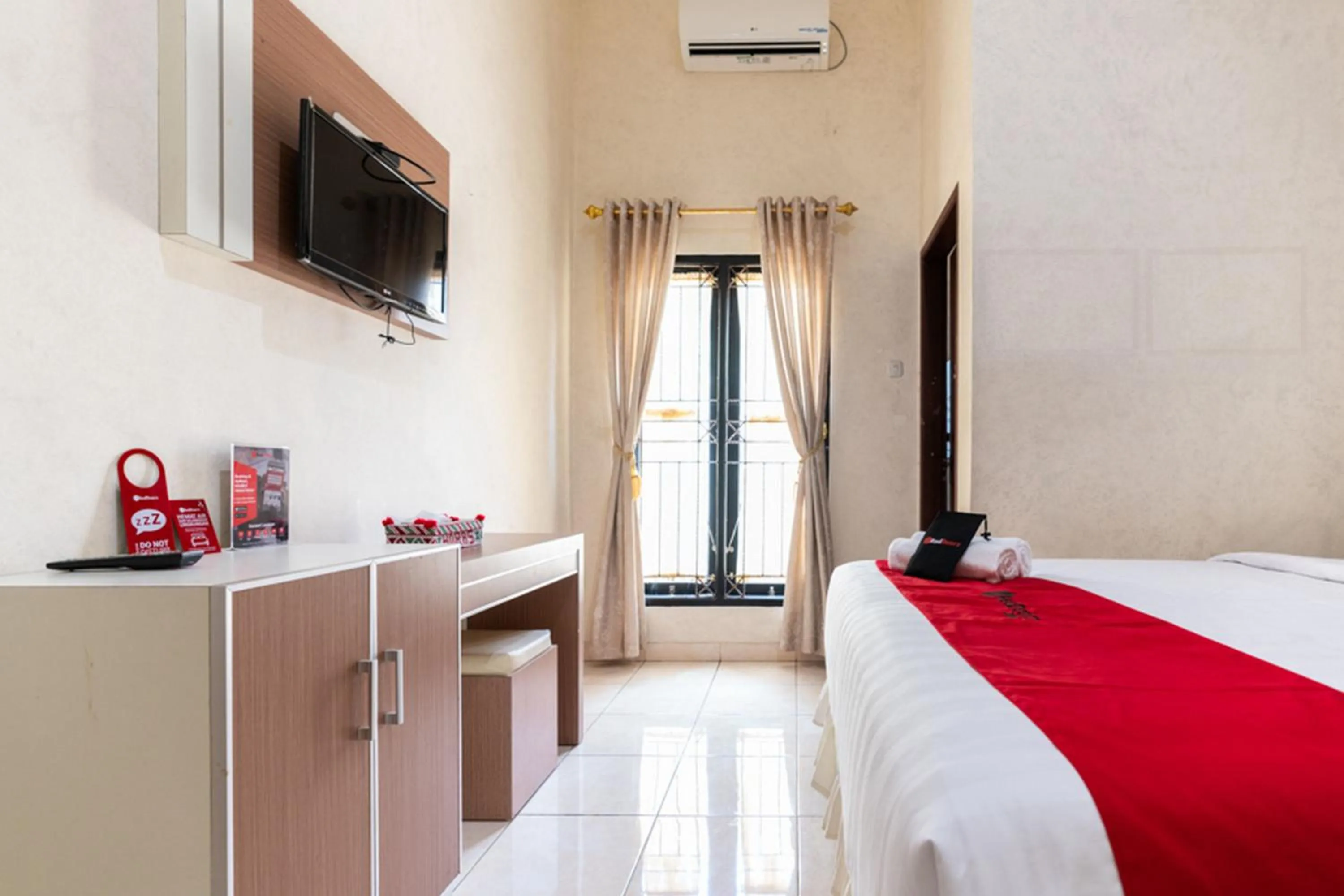 Bedroom, Bed in RedDoorz @ Pengayoman Panakkukang 3