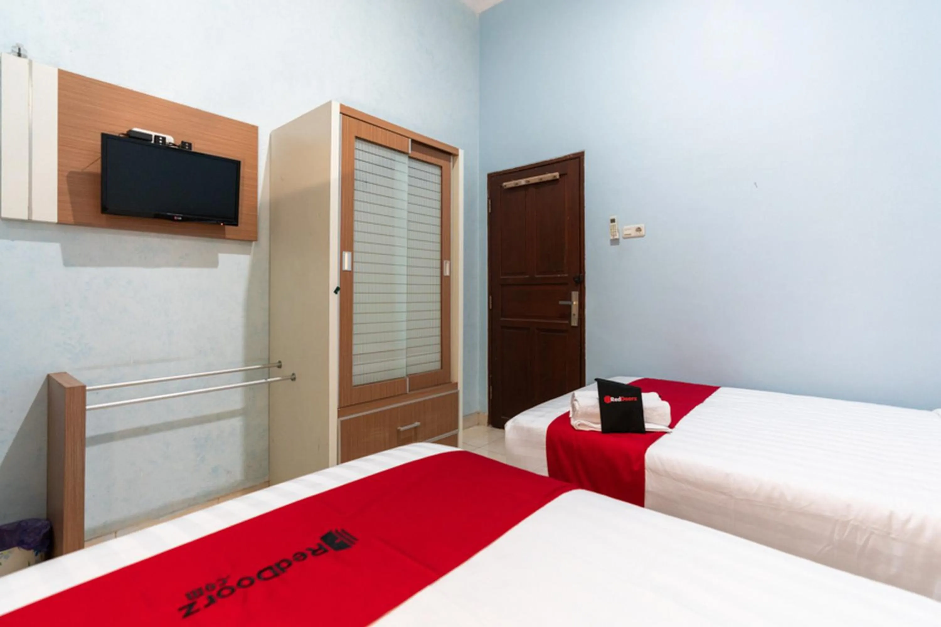 Bedroom, Bed in RedDoorz @ Pengayoman Panakkukang 3