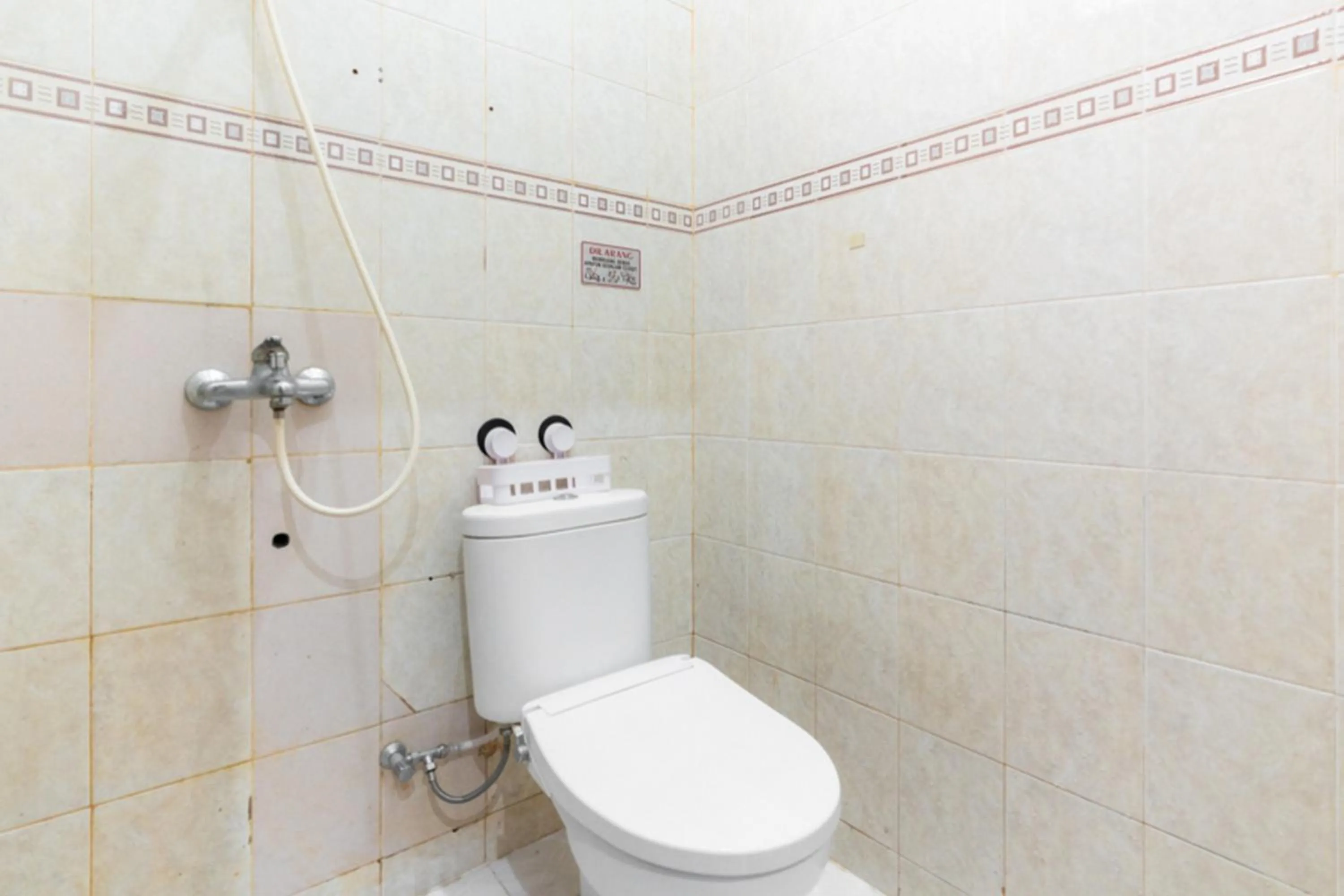 Bathroom in RedDoorz @ Pengayoman Panakkukang 3